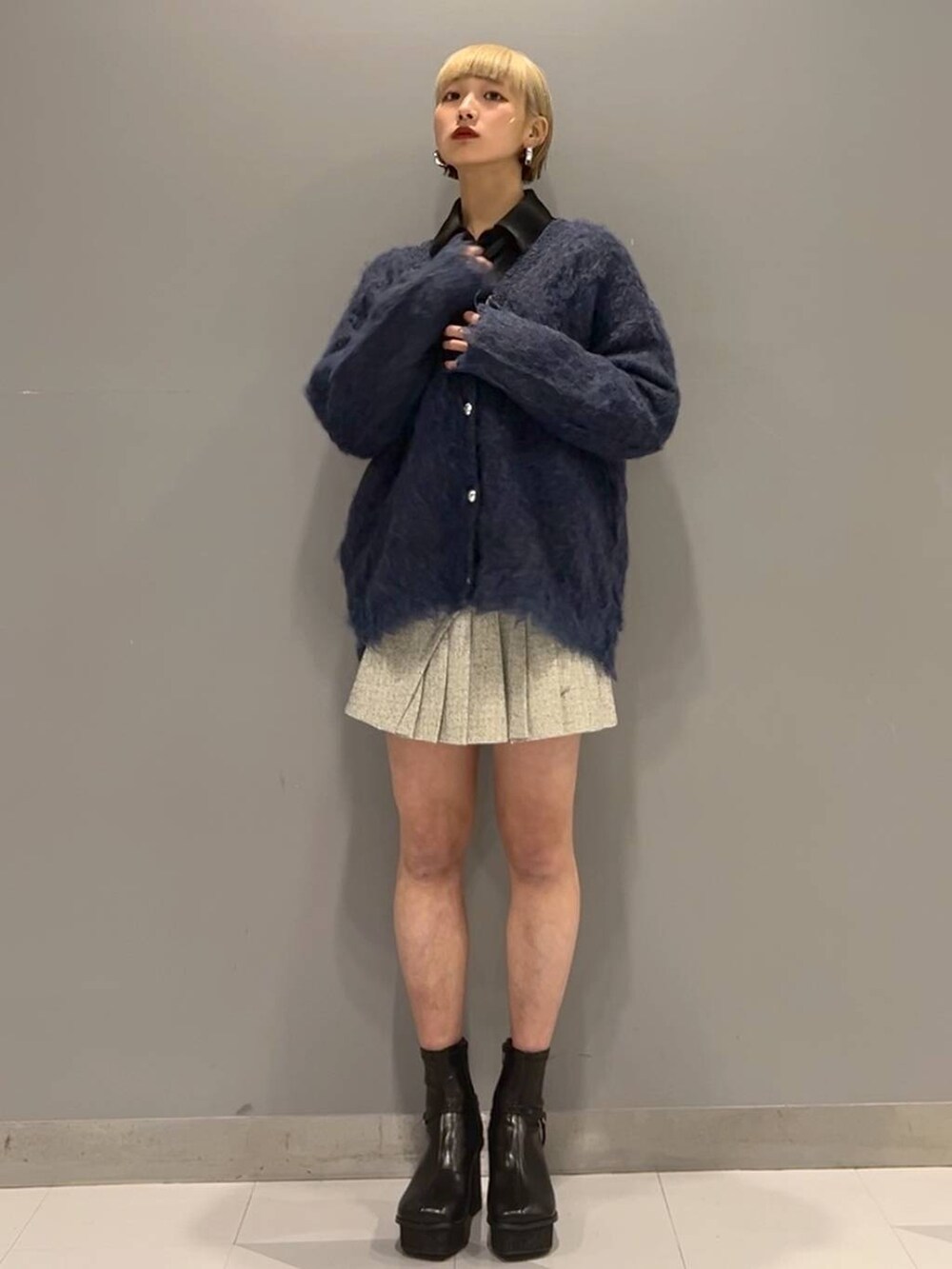 ブラック系のブーツ、ホワイト系のセットアップ、その他のシャツ/ブラウスを着用したレディースの秋コーディネートの2枚目の写真