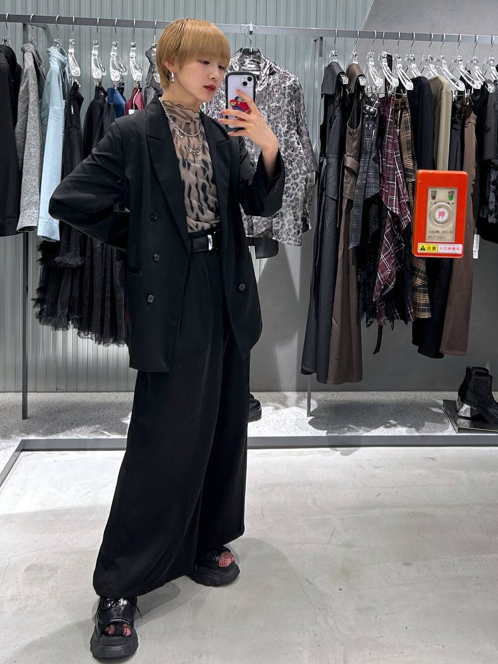 ブラック系のその他パンツ、ブラック系のテーラードジャケット、ブラック系のベルトを着用したレディースの夏コーディネートの2枚目の写真