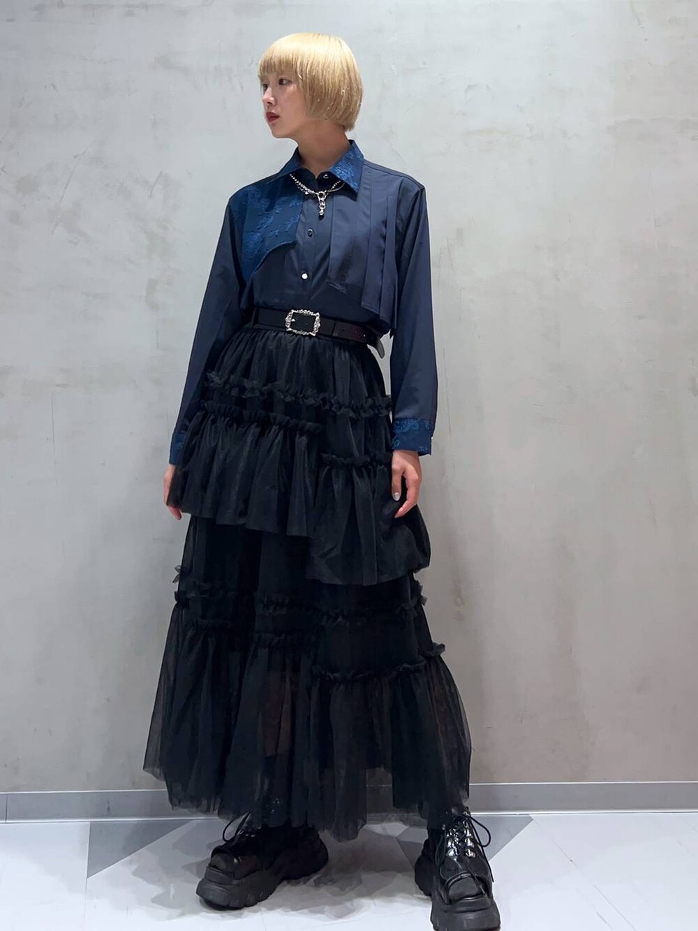 ブルー系のシャツ/ブラウス、ブラック系のスカート、ブラック系のベルトを着用したレディースの秋コーディネートの7枚目の写真