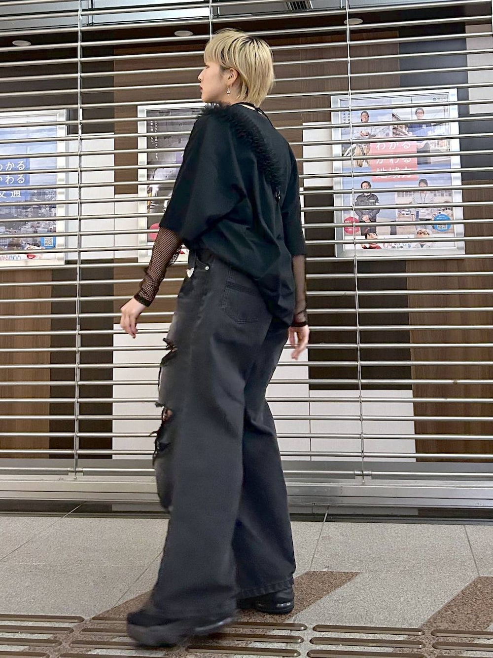 ブラック系のデニムパンツ、ブラック系のTシャツ/カットソー、ブラック系のチョーカーを着用したレディースの春コーディネートの4枚目の写真