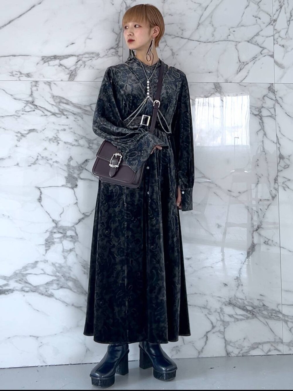 グレー系のブーツ、ブラック系のワンピース、ブラック系のピアス（両耳用）を着用したレディースの夏コーディネートの2枚目の写真