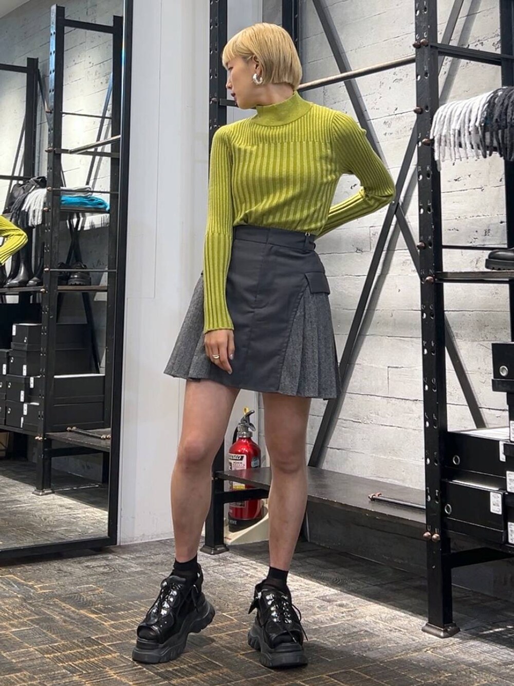 ブラック系のネクタイ、グレー系のテーラードジャケット、グレー系のその他パンツを着用したレディースの秋コーディネートの4枚目の写真