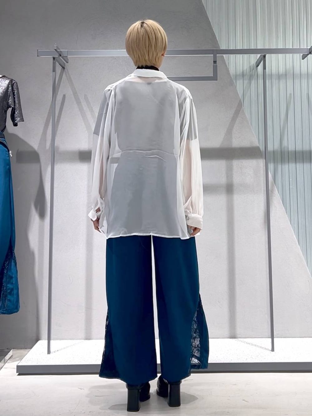 ブラック系のブーツ、ブルー系のシャツ/ブラウス、ブルー系のその他パンツを着用したレディースの春コーディネートの2枚目の写真