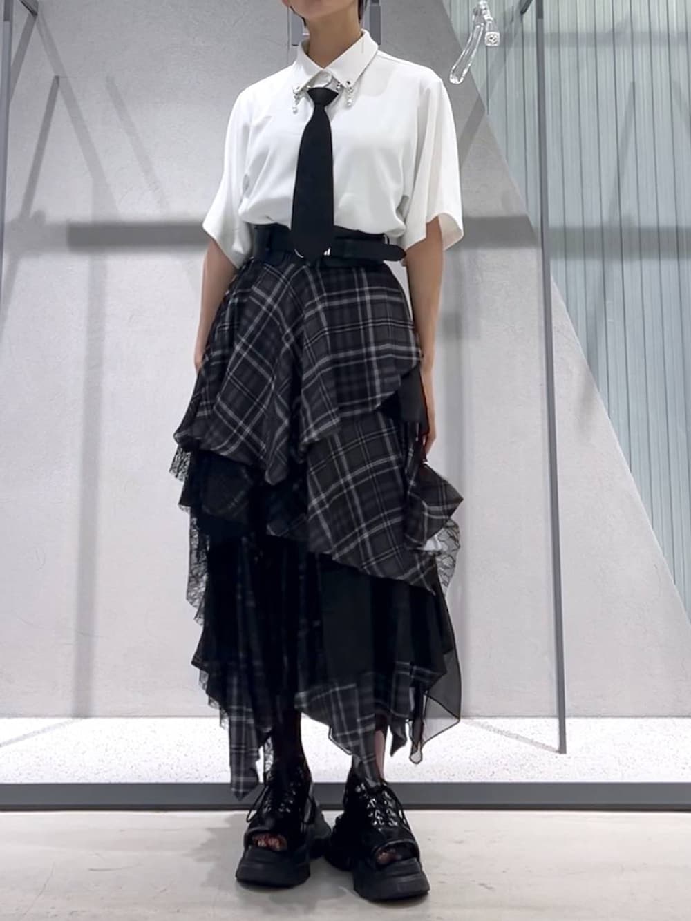 「着痩せ・細見え、モード、ベーシック/シンプル」｜「HAREのネクタイネックレス(HARE)（ネクタイ、ブラック系）」を使った、Moneさん（レディース・162cm）の夏コーディネートの2枚目の写真