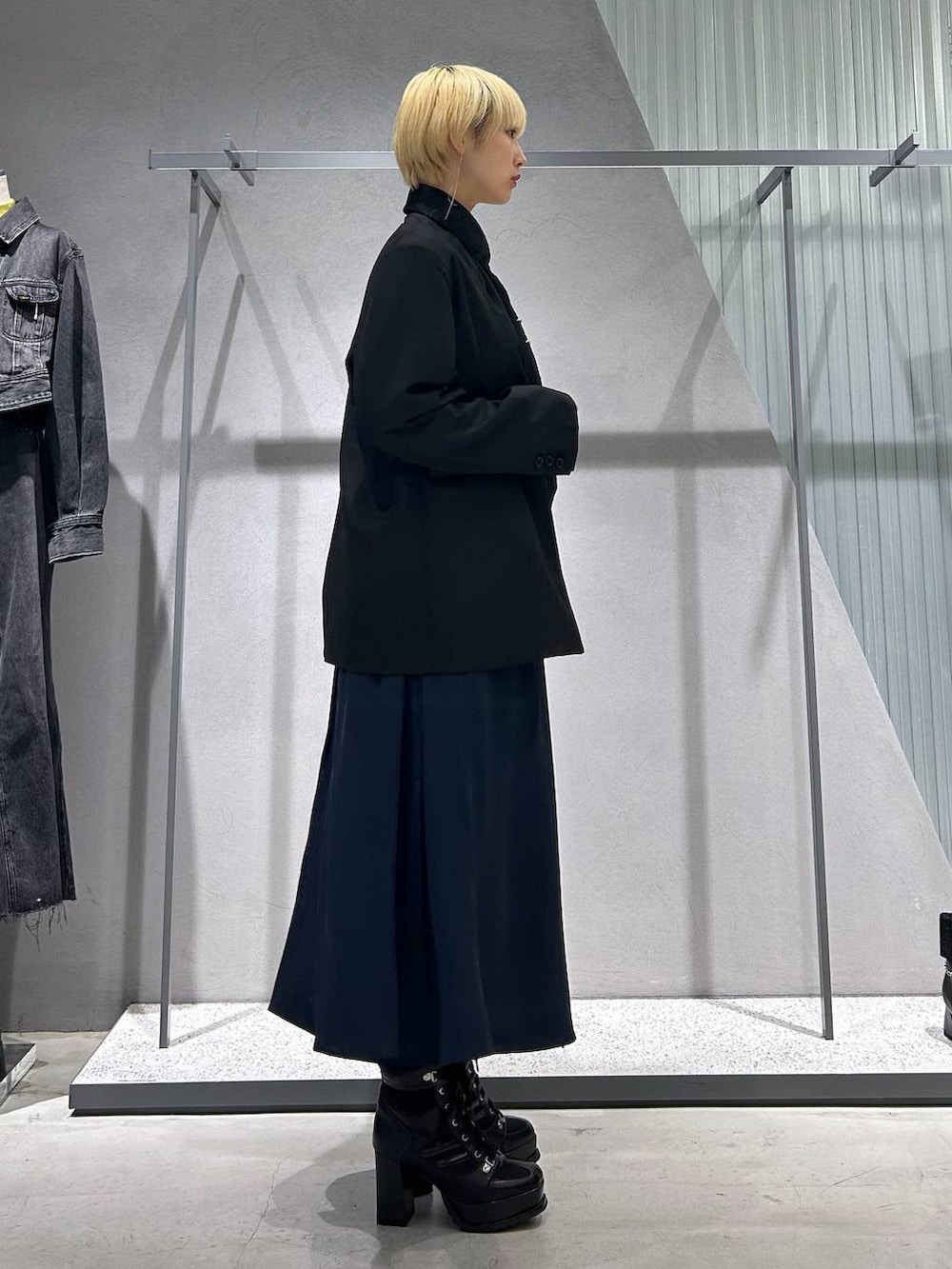 ブラック系のシャツ/ブラウスを着用したレディースの秋コーディネートの3枚目の写真