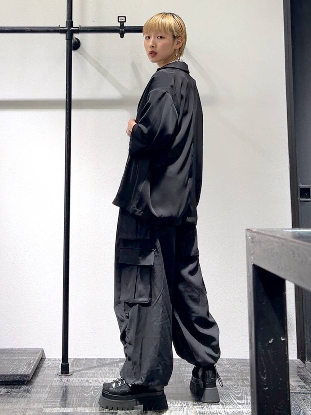 ブラック系のサンダル、ブラック系のテーラードジャケット、グレー系のTシャツ/カットソーを着用したレディースの春コーディネートの7枚目の写真