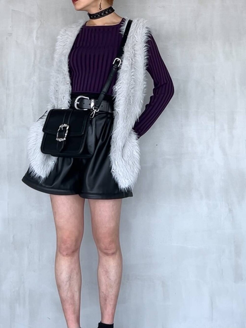 グレー系のカーディガン/ボレロ、シルバー系のスニーカー、ブラック系のカーゴパンツを着用したレディースの夏コーディネートの5枚目の写真