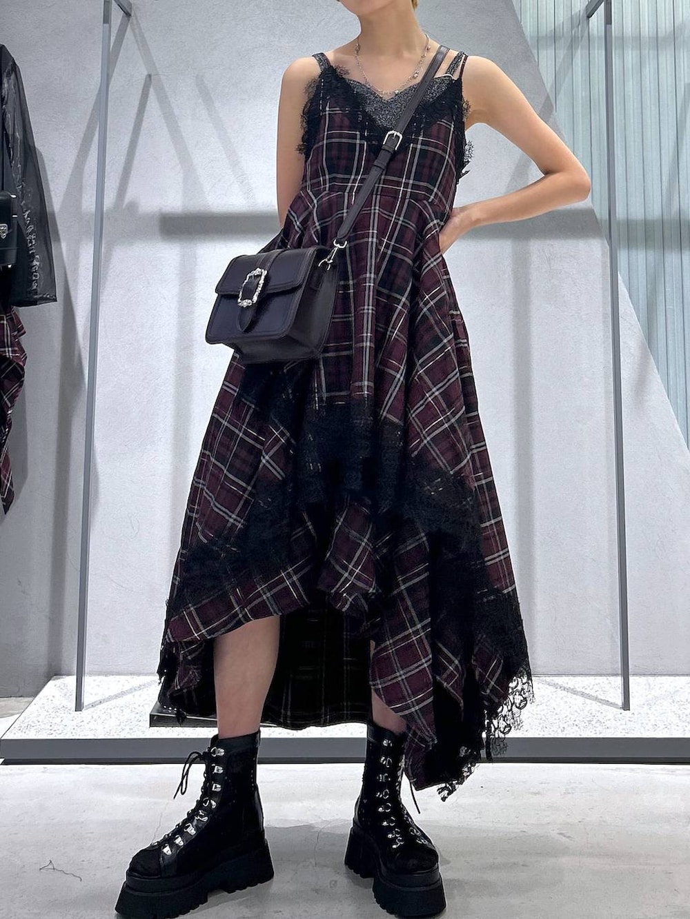 ブラック系のサンダル、ブラウン系のショルダーバッグ、レッド系のスカートを着用したレディースの夏コーディネートの4枚目の写真