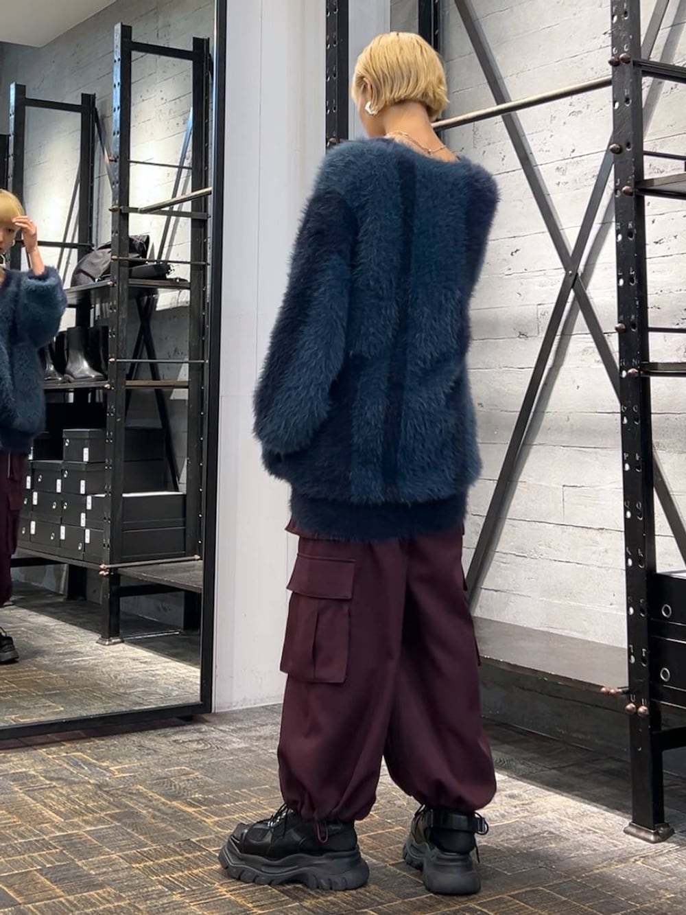 ブラック系のサンダル、レッド系のカーゴパンツ、ブルー系のカーディガン/ボレロを着用したレディースの秋コーディネートの3枚目の写真