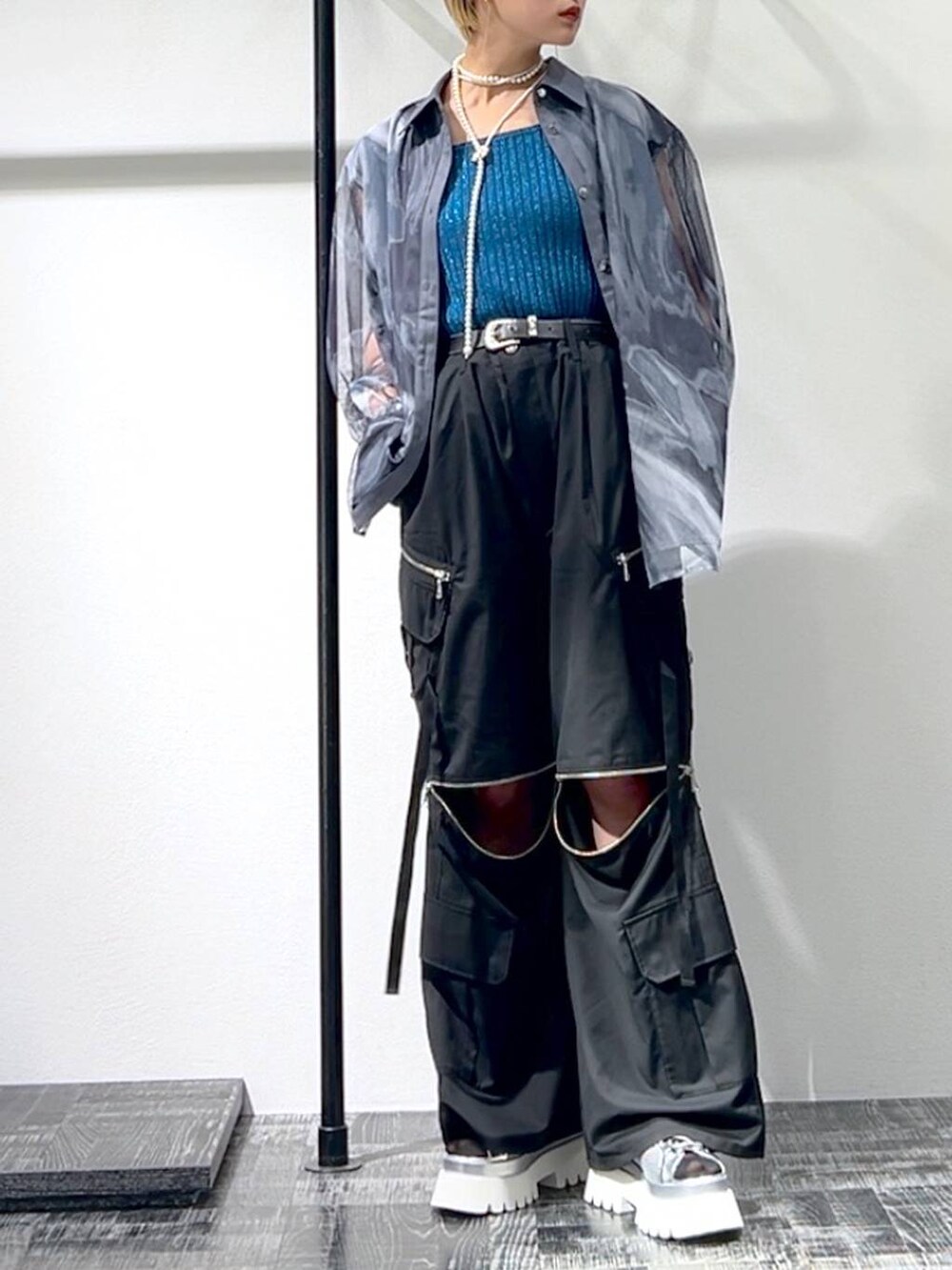 シルバー系のサンダル、ブルー系のタンクトップ、ブラック系のカーゴパンツを着用したレディースの春コーディネートの6枚目の写真