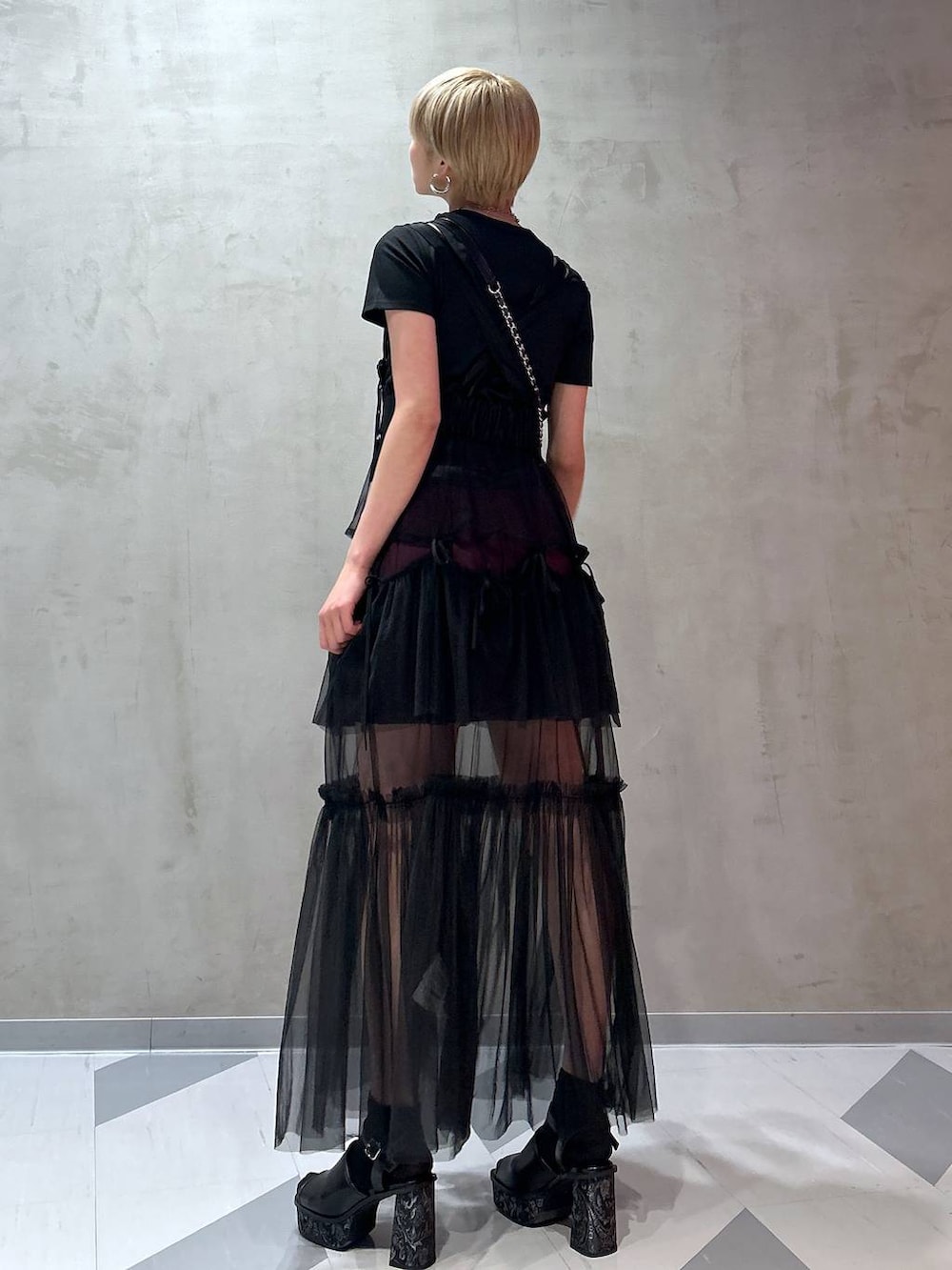 レッド系のスカート、グレー系のサンダル、パープル系のその他パンツを着用したレディースの夏コーディネートの7枚目の写真