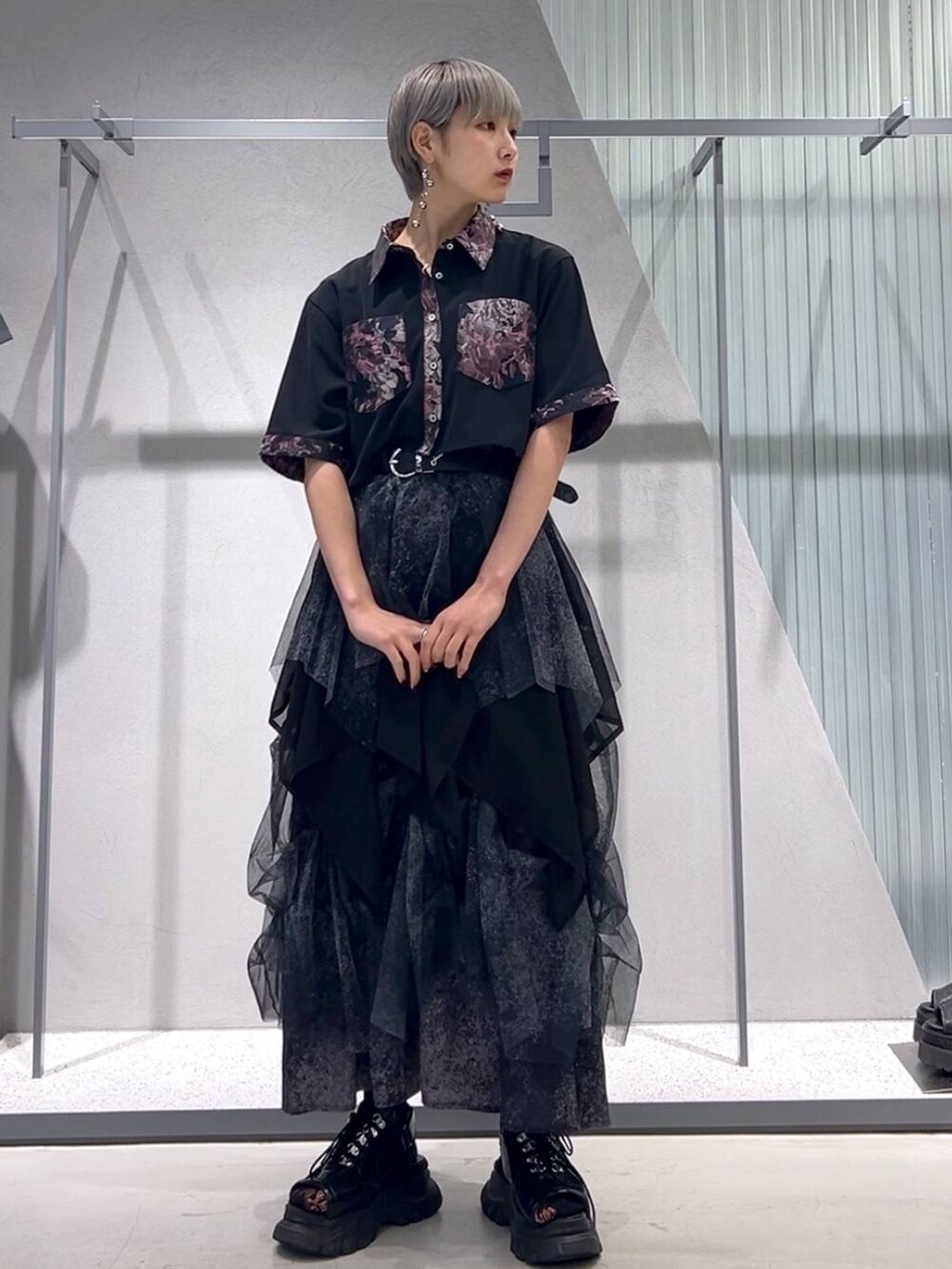 ピンク系のシャツ/ブラウス、グレー系のスカートを着用したレディースの夏コーディネートの2枚目の写真