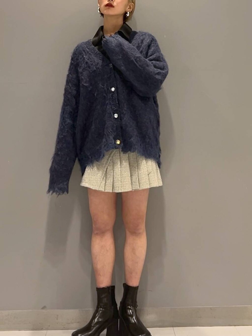 ブラック系のブーツ、ホワイト系のセットアップ、その他のシャツ/ブラウスを着用したレディースの秋コーディネートの8枚目の写真