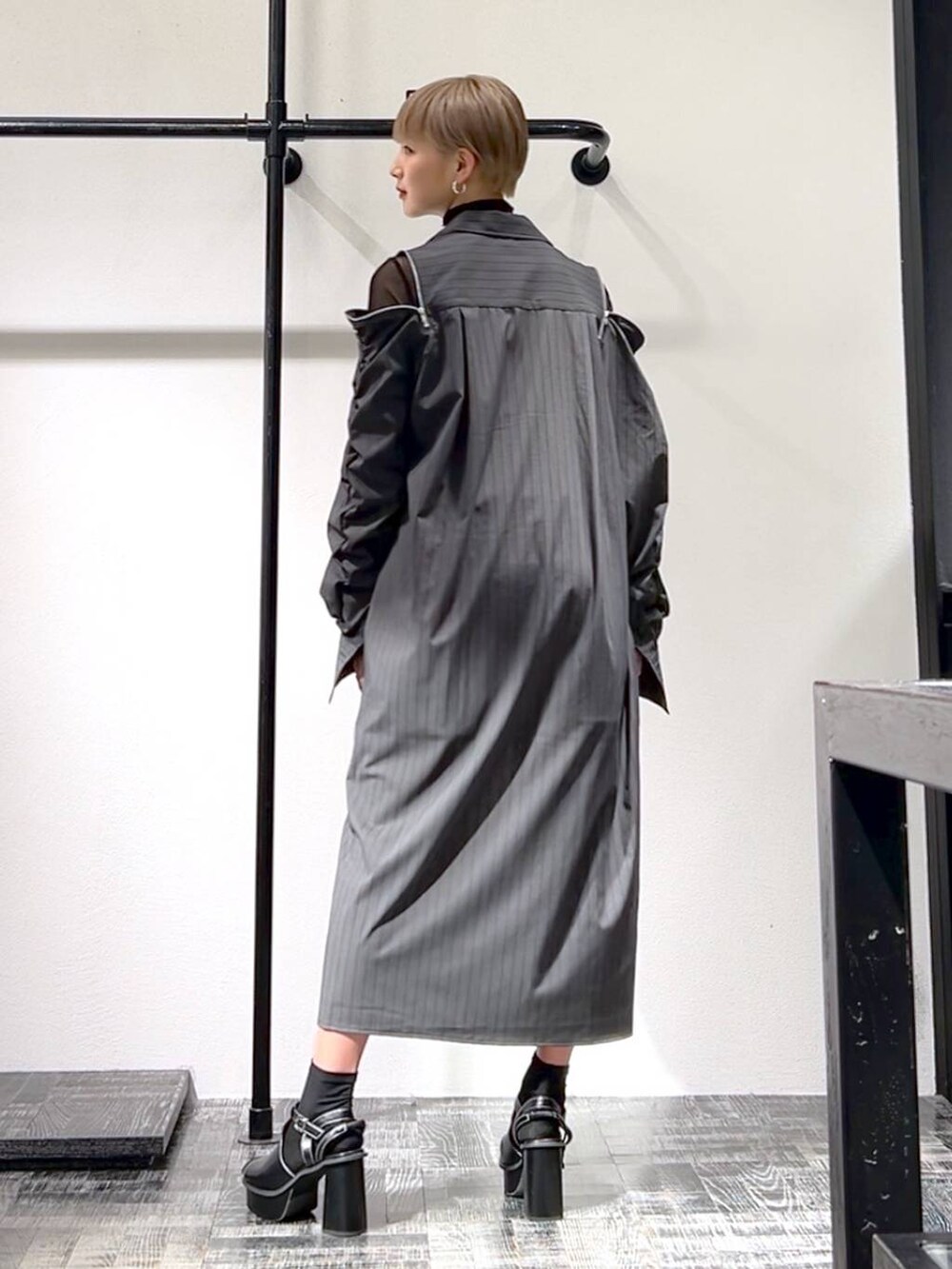 ブラック系のサンダル、ブラック系のその他パンツ、グレー系のワンピースを着用したレディースの春コーディネートの5枚目の写真