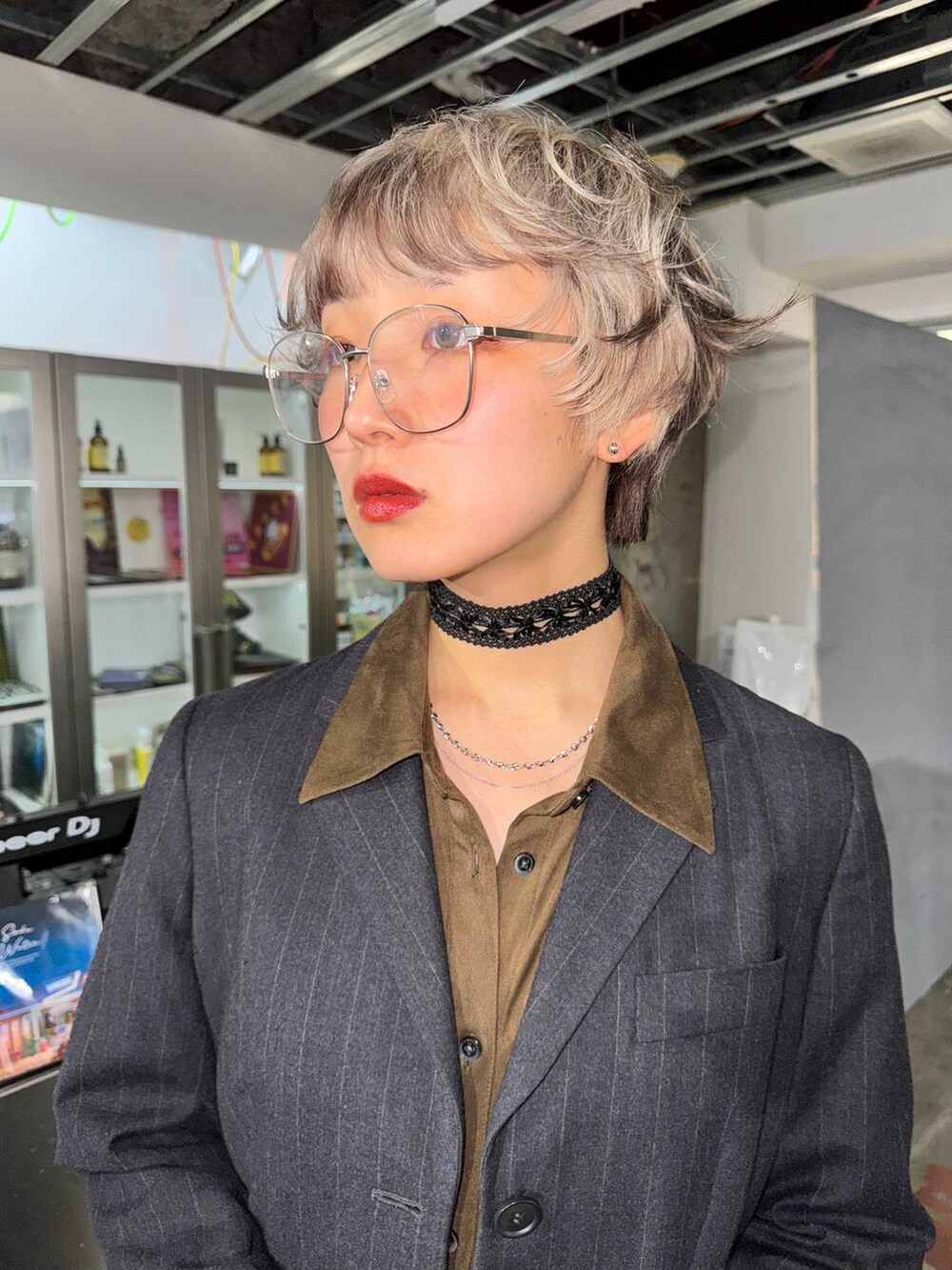 ブラウン系のシャツ/ブラウス、ブラック系のチョーカーを着用したレディースの冬コーディネートの3枚目の写真