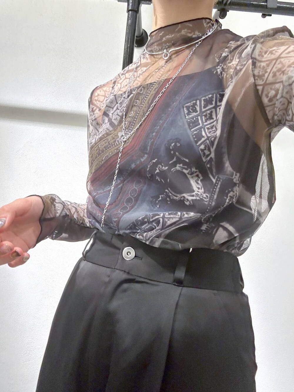 その他のTシャツ/カットソー、ブラック系のサンダル、ブラック系のベストを着用したレディースの春コーディネートの3枚目の写真