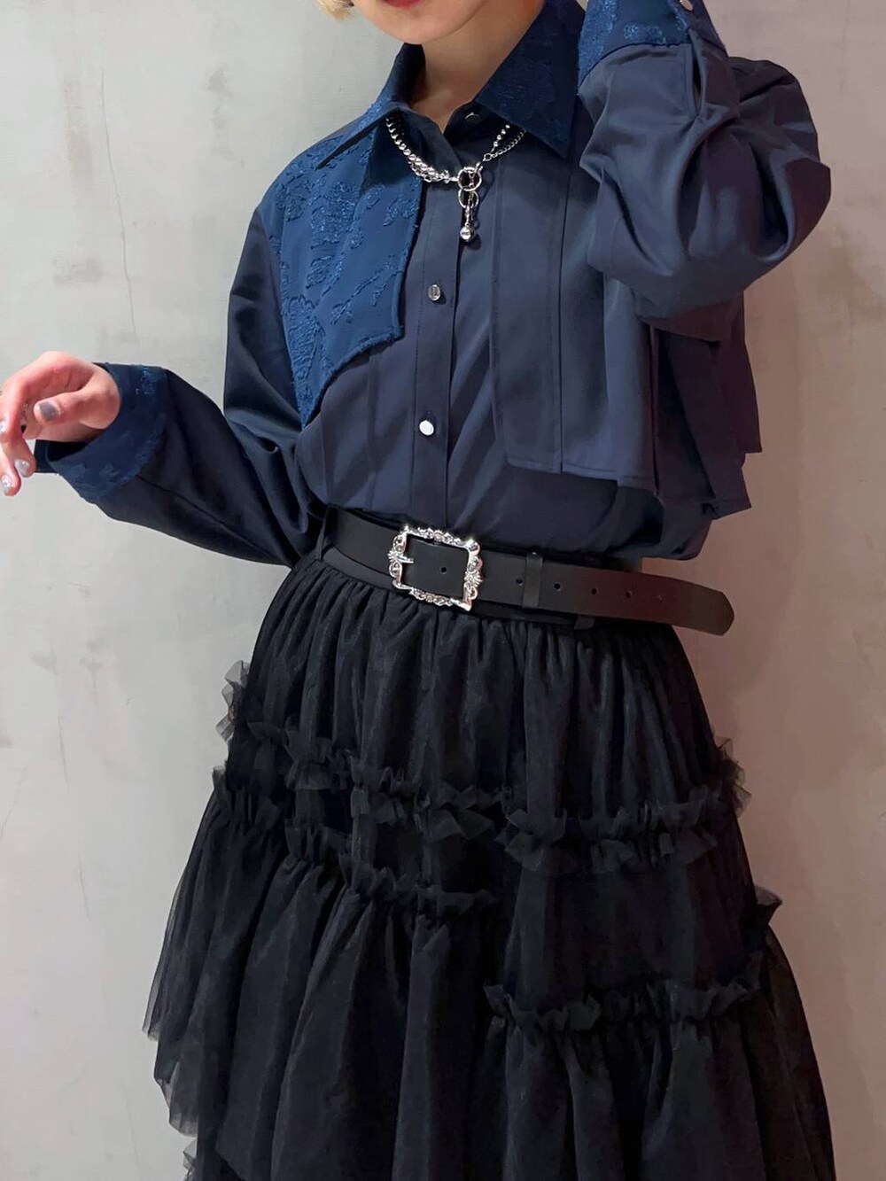 ブルー系のシャツ/ブラウス、ブラック系のスカート、ブラック系のベルトを着用したレディースの秋コーディネートの5枚目の写真