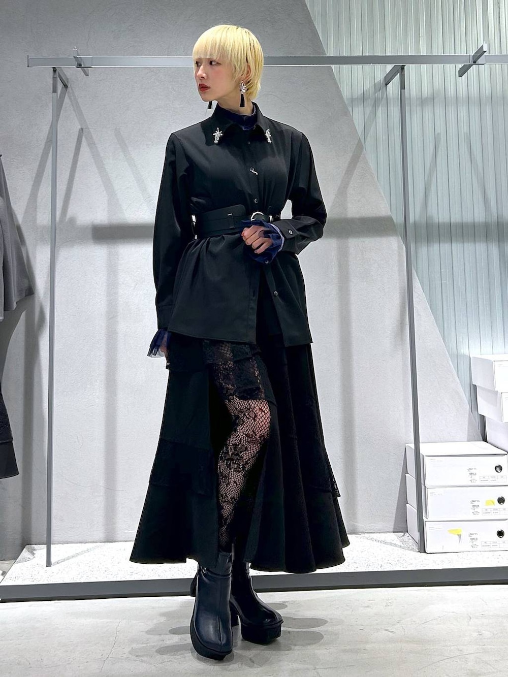 パープル系のカーディガン/ボレロ、パープル系のTシャツ/カットソー、グレー系のブーツを着用したレディースの秋コーディネートの2枚目の写真