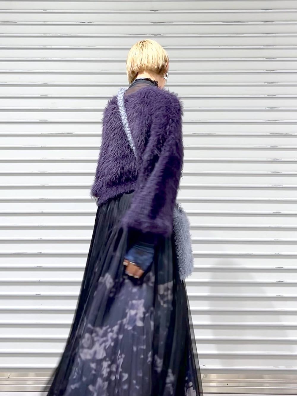 パープル系のニット/セーター、ブラック系のブーツ、グレー系のショルダーバッグを着用したレディースの秋コーディネートの5枚目の写真