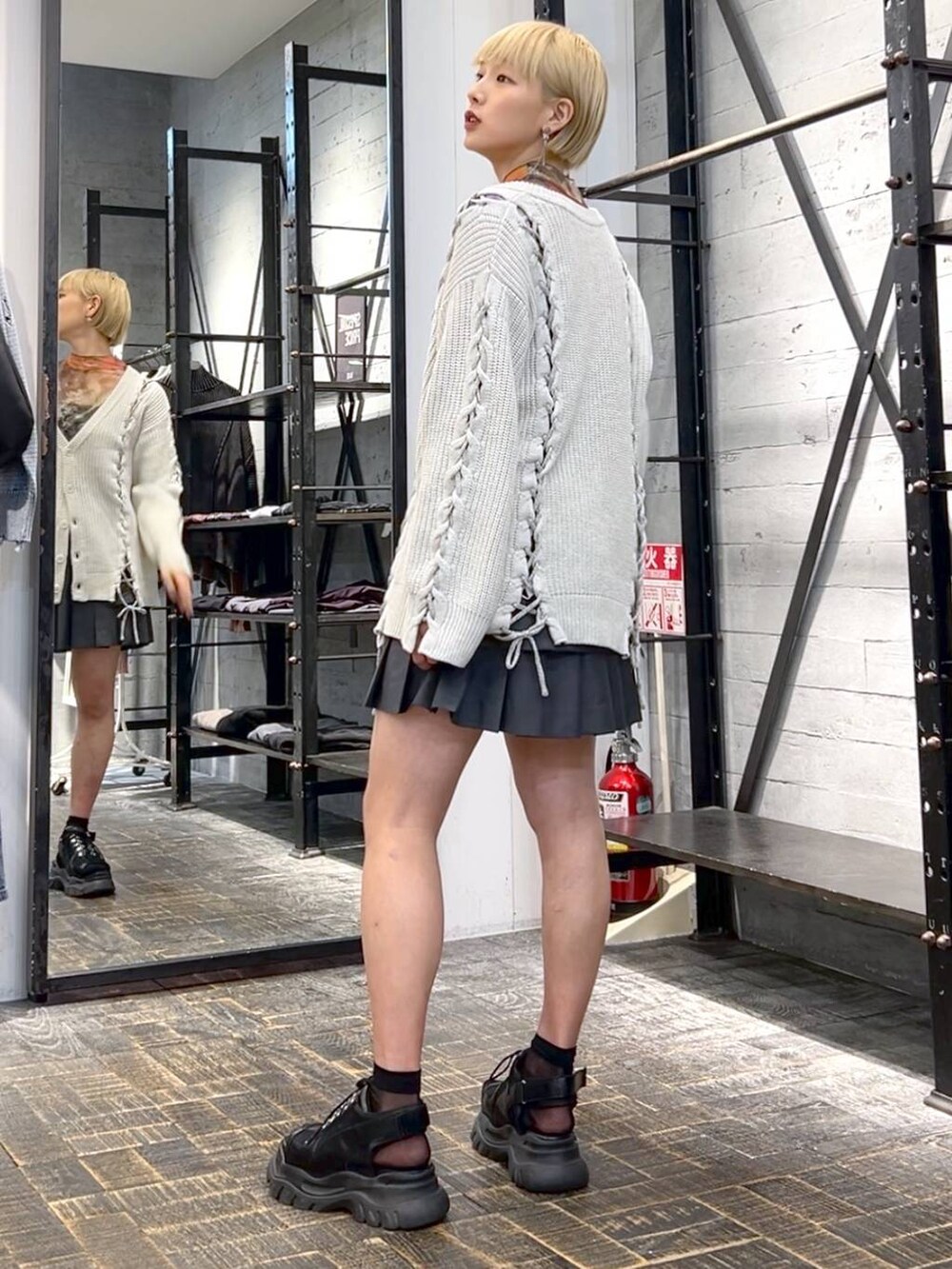 その他のテーラードジャケット、レッド系のTシャツ/カットソー、ブラック系のサンダルを着用したレディースの秋コーディネートの3枚目の写真