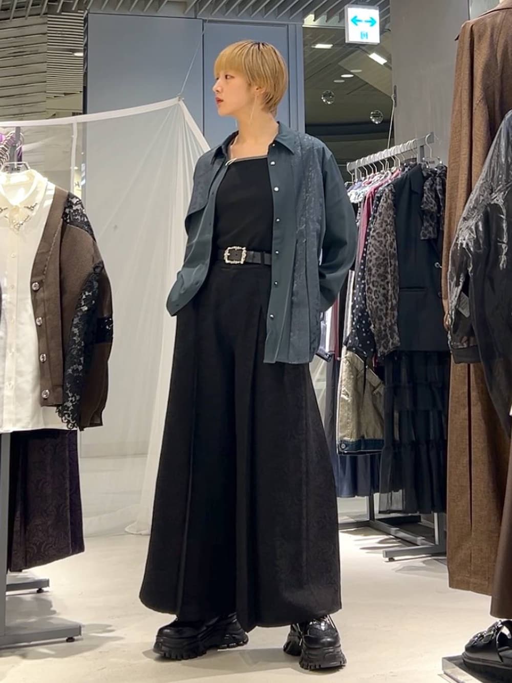 ブラック系のTシャツ/カットソー、ブラック系のスニーカー、ブラック系のその他パンツを着用したレディースの秋コーディネートの3枚目の写真