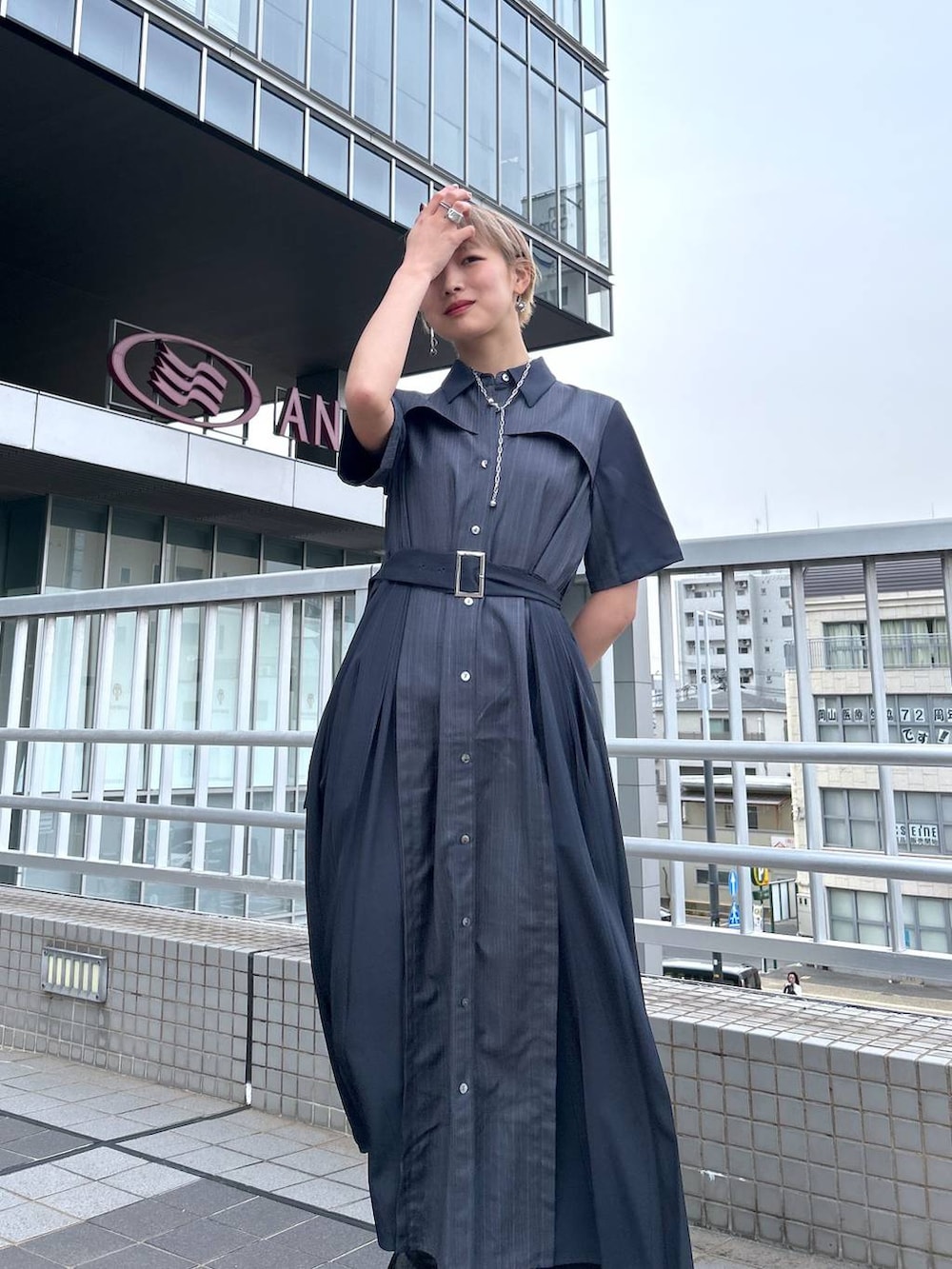 その他のワンピース、シルバー系のネックレスを着用したレディースの春コーディネートの6枚目の写真