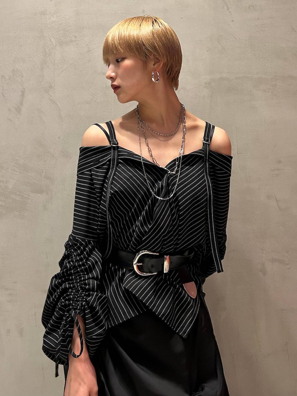 ブラック系のサンダル、その他のシャツ/ブラウス、ブラック系のスカートを着用したレディースの夏コーディネートの2枚目の写真