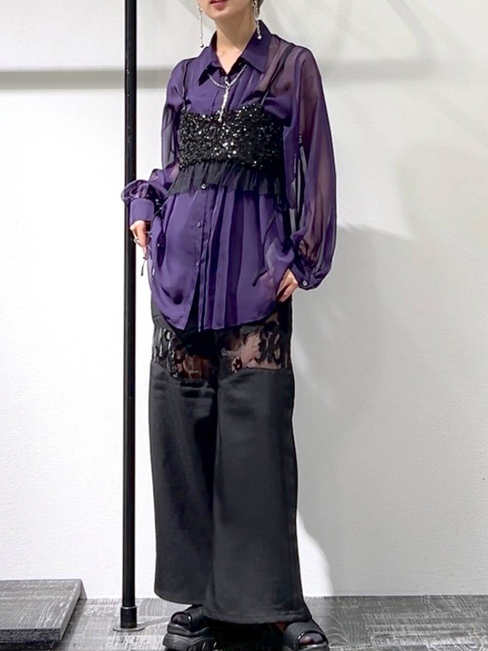 パープル系のシャツ/ブラウス、ブラック系のチューブトップ、ブラック系のその他パンツを着用したレディースの夏コーディネートの2枚目の写真