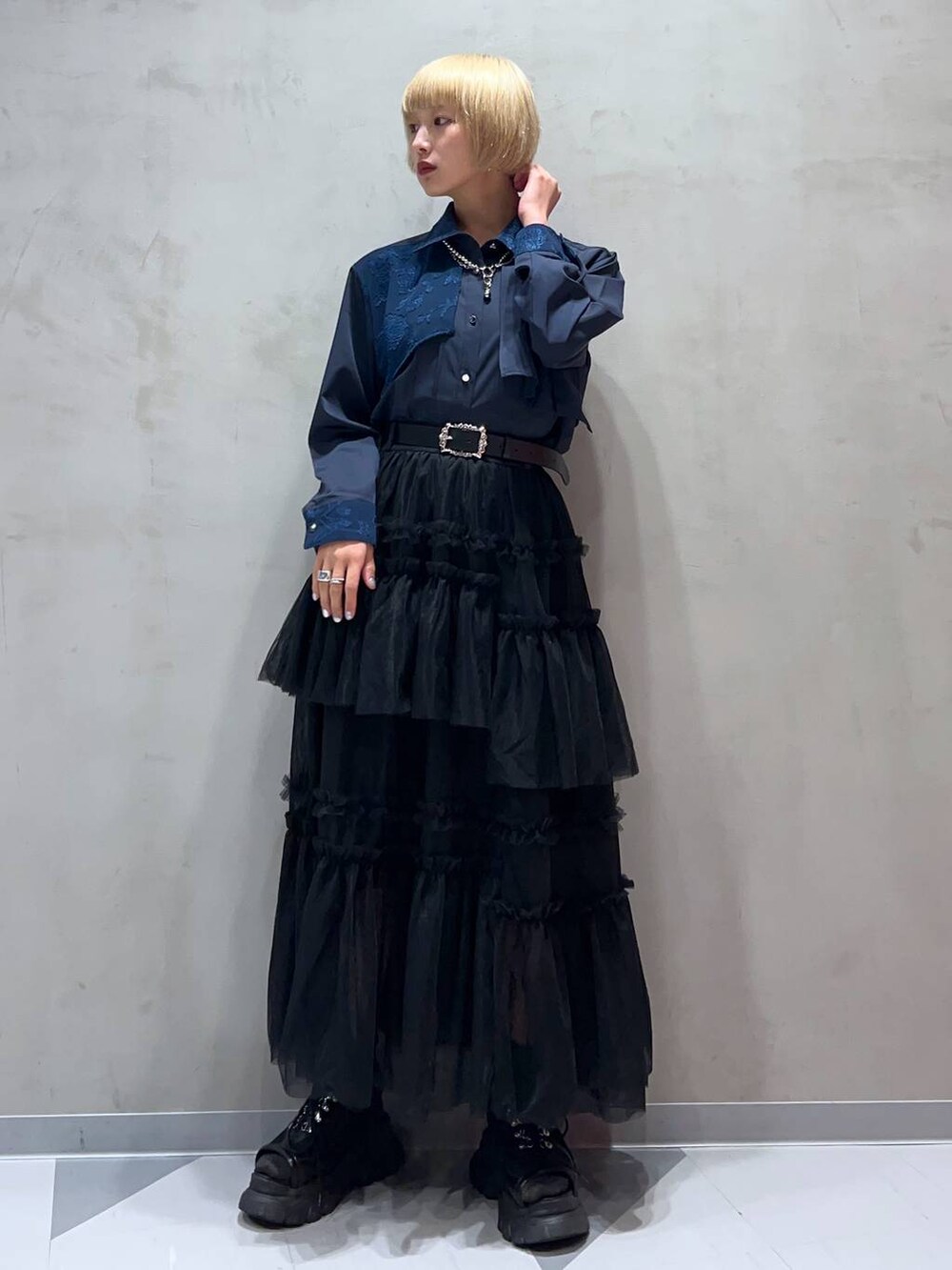 ブルー系のシャツ/ブラウス、ブラック系のスカート、ブラック系のベルトを着用したレディースの秋コーディネートの2枚目の写真