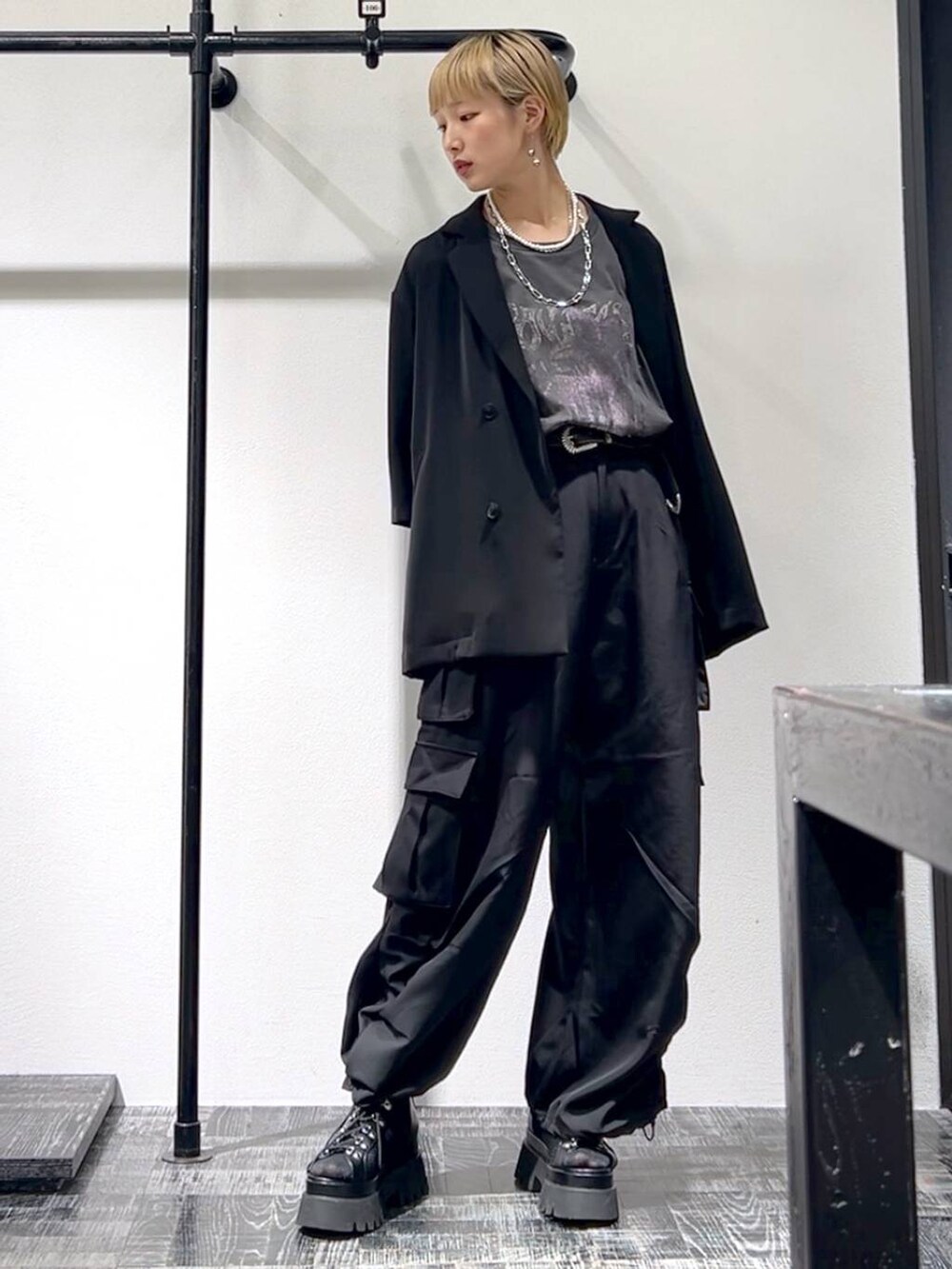 ブラック系のサンダル、ブラック系のテーラードジャケット、グレー系のTシャツ/カットソーを着用したレディースの春コーディネートの5枚目の写真