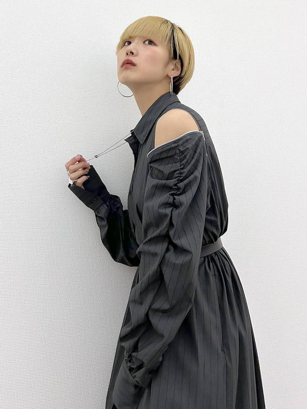 ブラック系のサンダル、ブラック系のその他パンツ、グレー系のワンピースを着用したレディースの春コーディネートの4枚目の写真