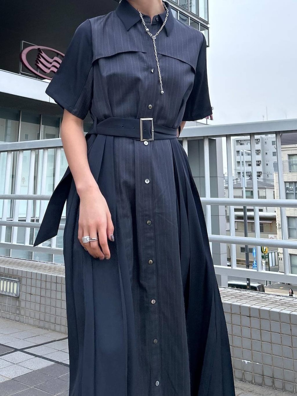 その他のワンピース、シルバー系のネックレスを着用したレディースの春コーディネートの4枚目の写真