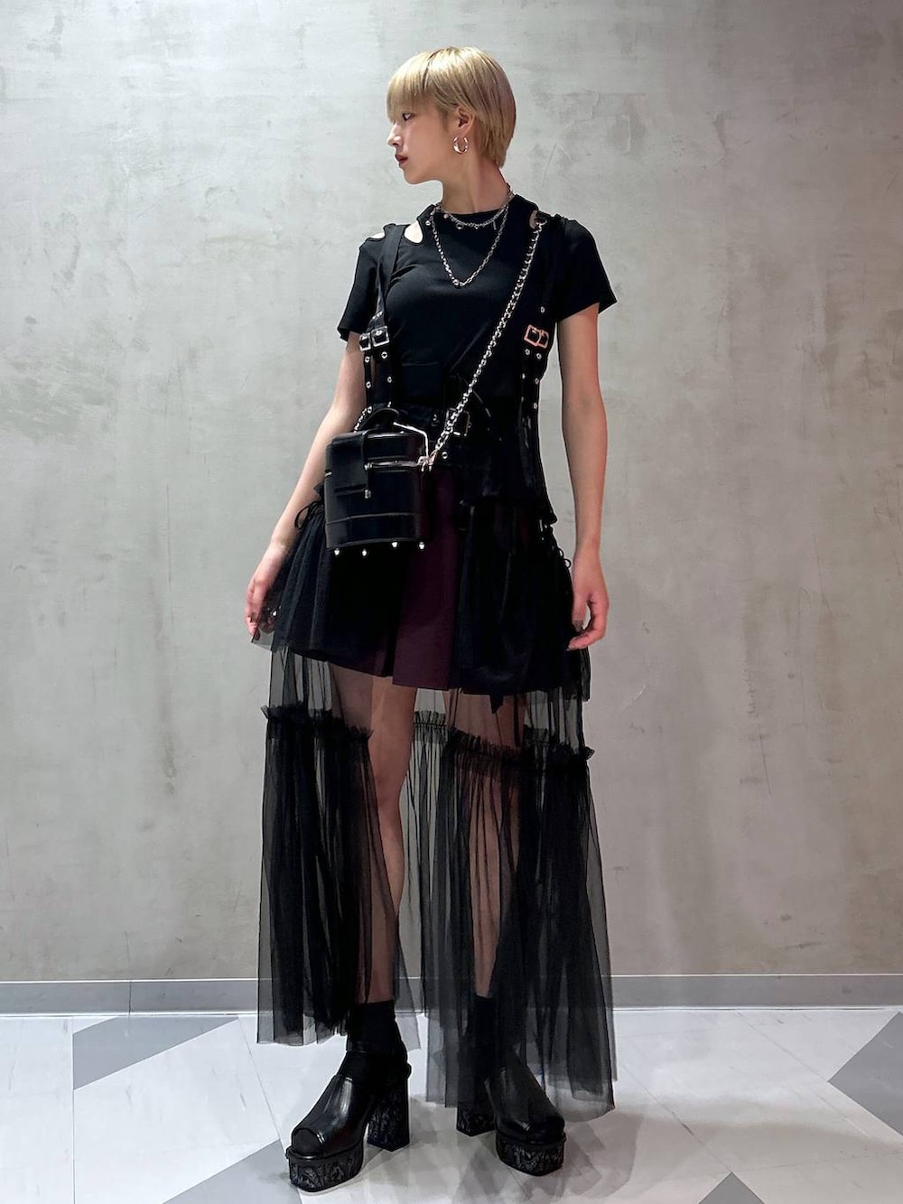 レッド系のスカート、グレー系のサンダル、パープル系のその他パンツを着用したレディースの夏コーディネートの4枚目の写真