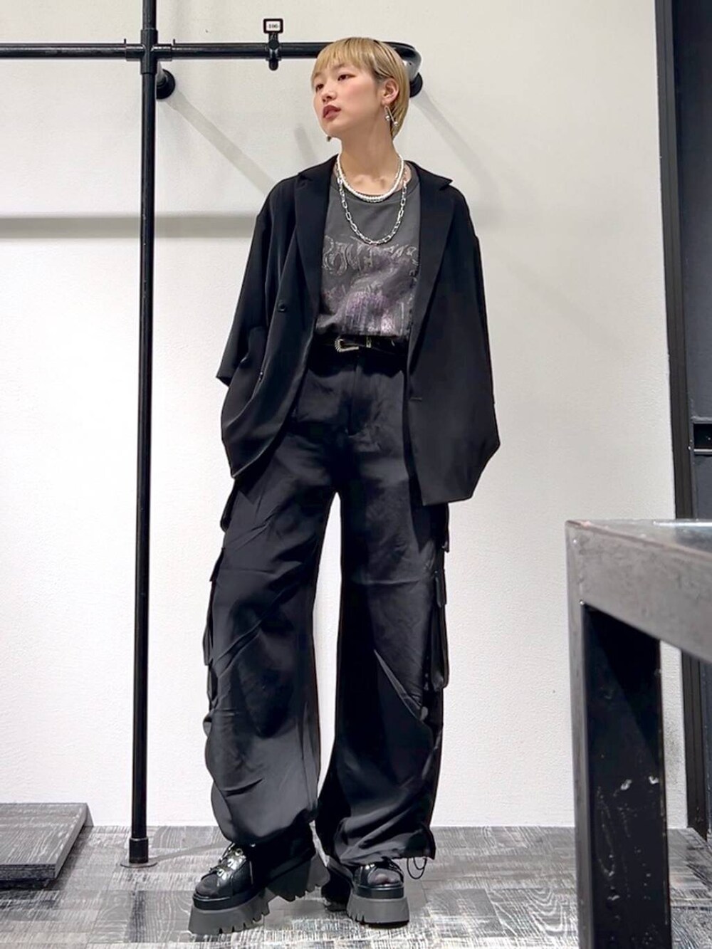 ブラック系のサンダル、ブラック系のテーラードジャケット、グレー系のTシャツ/カットソーを着用したレディースの春コーディネートの3枚目の写真