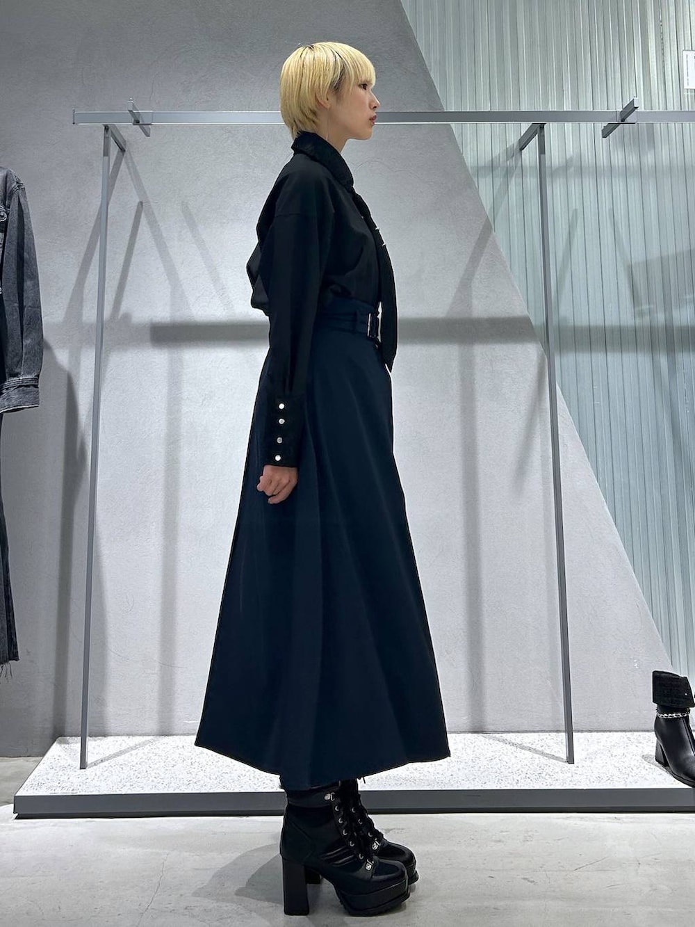 グレー系のムートンコート、ブラック系のブーツ、ブラック系のシャツ/ブラウスを着用したレディースの秋コーディネートの6枚目の写真