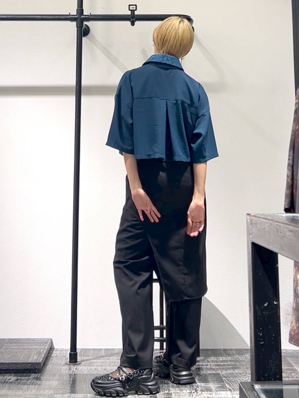 ブルー系のシャツ/ブラウス、ブラック系のスニーカー、ブラック系のその他パンツを着用したレディースの夏コーディネートの2枚目の写真