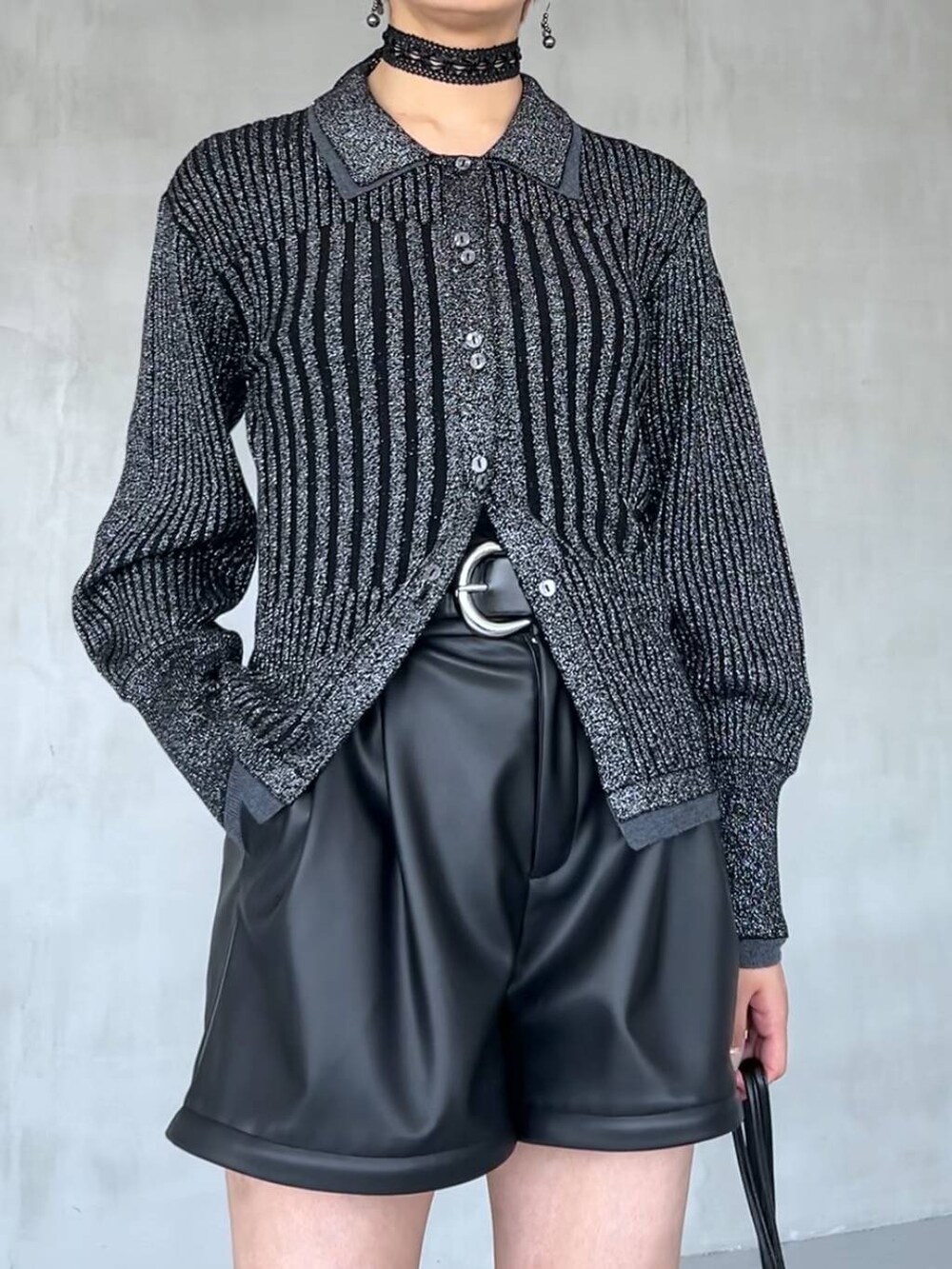 ブラック系のショルダーバッグ、シルバー系のスニーカー、ブラック系のカーゴパンツを着用したレディースの夏コーディネートの5枚目の写真