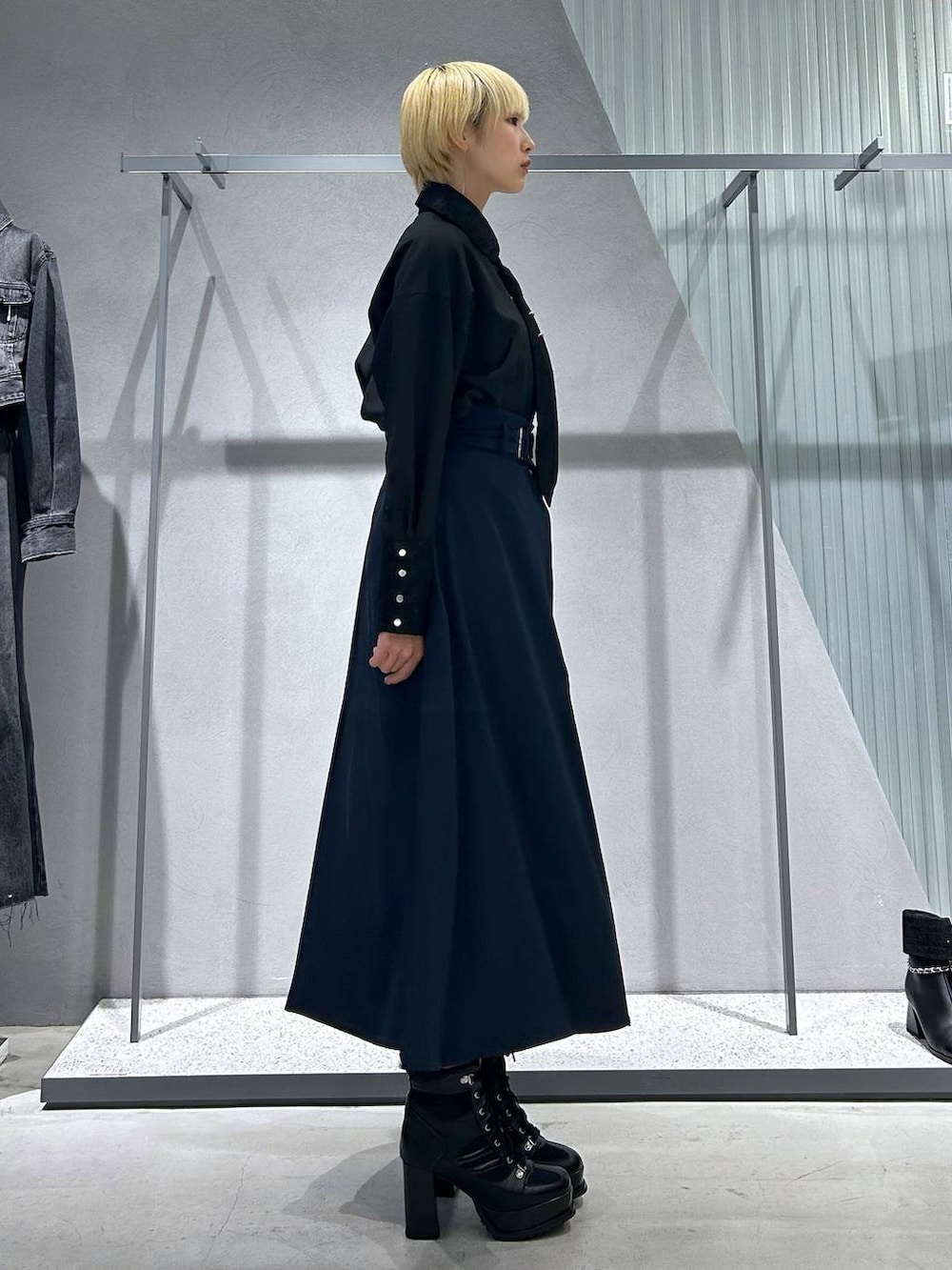 ブラック系のシャツ/ブラウスを着用したレディースの秋コーディネートの5枚目の写真