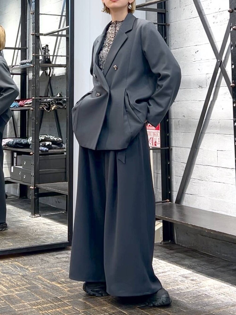 ブラック系のブーツ、グレー系のその他パンツ、グレー系のテーラードジャケットを着用したレディースの冬コーディネートの4枚目の写真