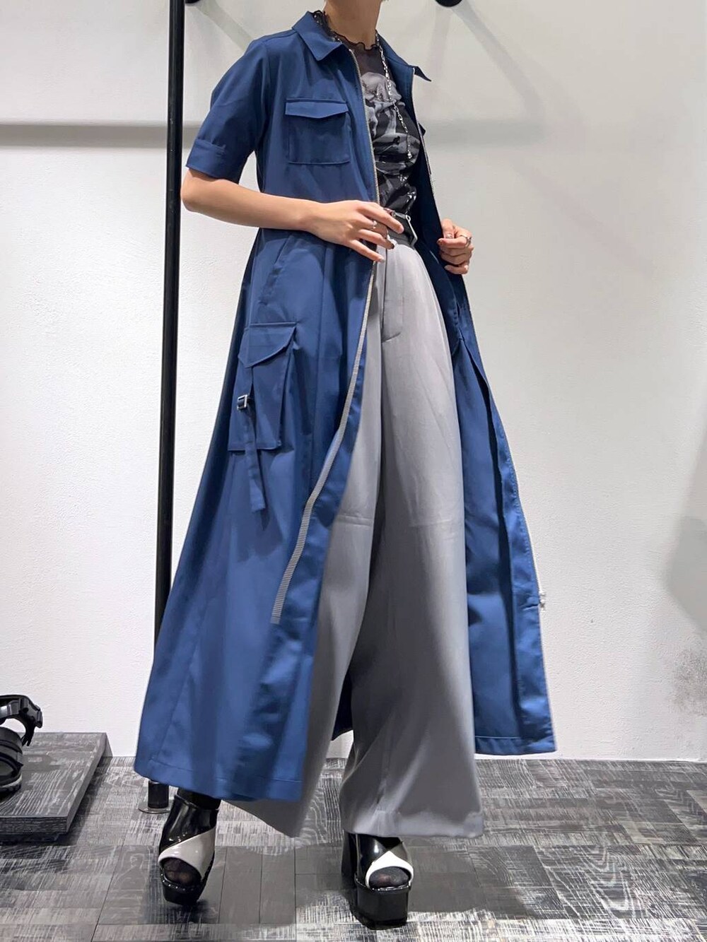 グレー系のその他パンツ、ホワイト系のサンダル、ブルー系のワンピースを着用したレディースの春コーディネートの3枚目の写真