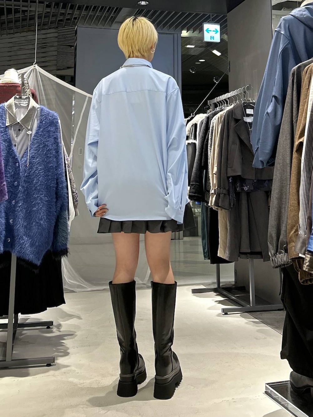 ブラック系のネクタイ、ブラック系のブルゾン、グレー系のその他パンツを着用したレディースの秋コーディネートの6枚目の写真