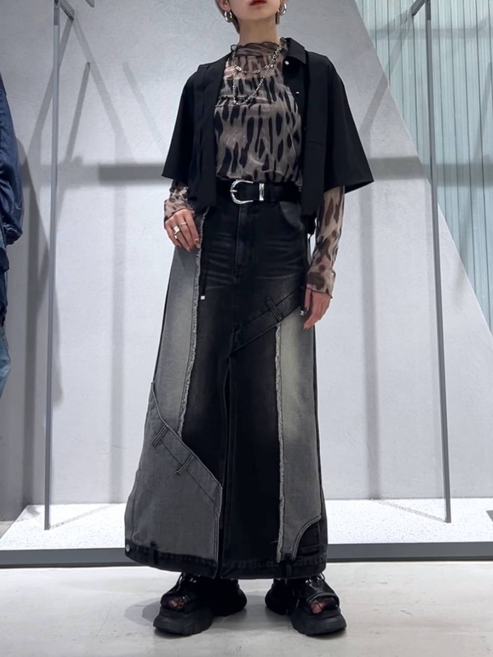 ブラック系のサンダル、ブラック系のデニムスカート、ブラック系のシャツ/ブラウスを着用したレディースの夏コーディネートの5枚目の写真