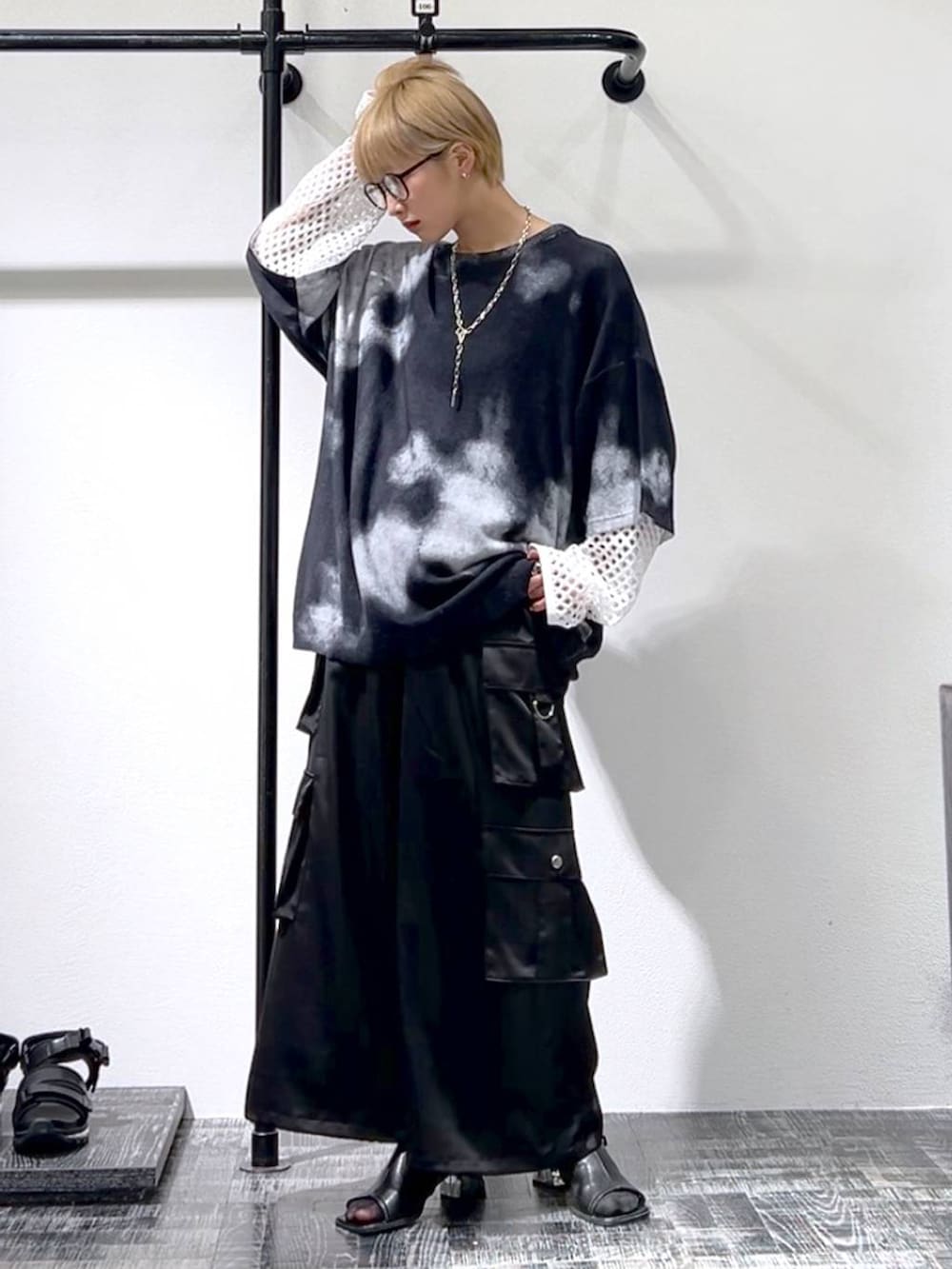 ブラック系のカーゴパンツ、ブラック系のサンダル、ホワイト系のTシャツ/カットソーを着用したレディースの春コーディネートの4枚目の写真