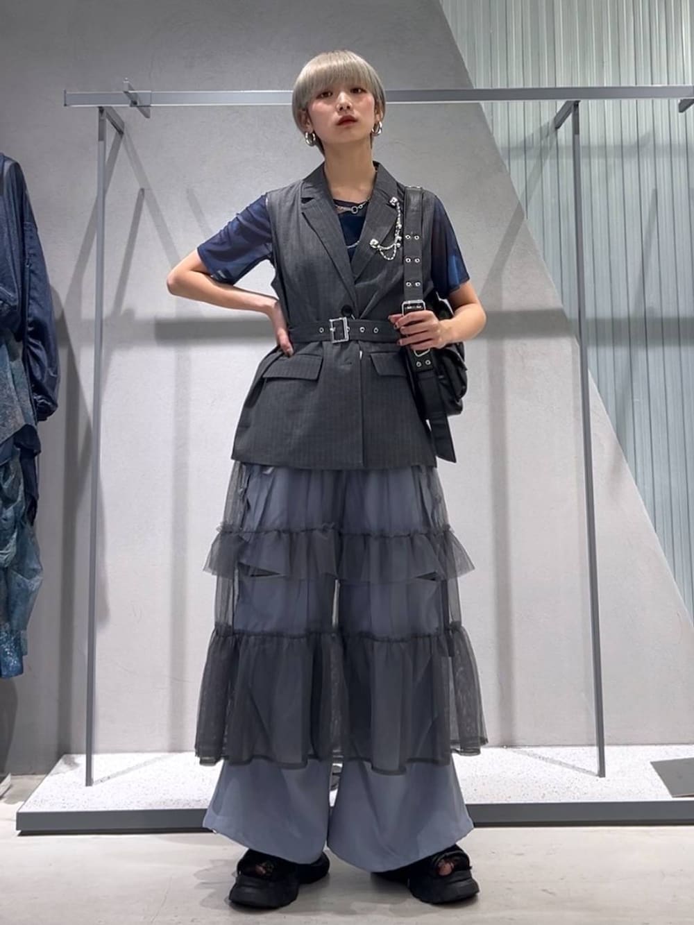 ブラック系のサンダル、ブラック系のショルダーバッグ、その他のワンピースを着用したレディースの夏コーディネートの3枚目の写真