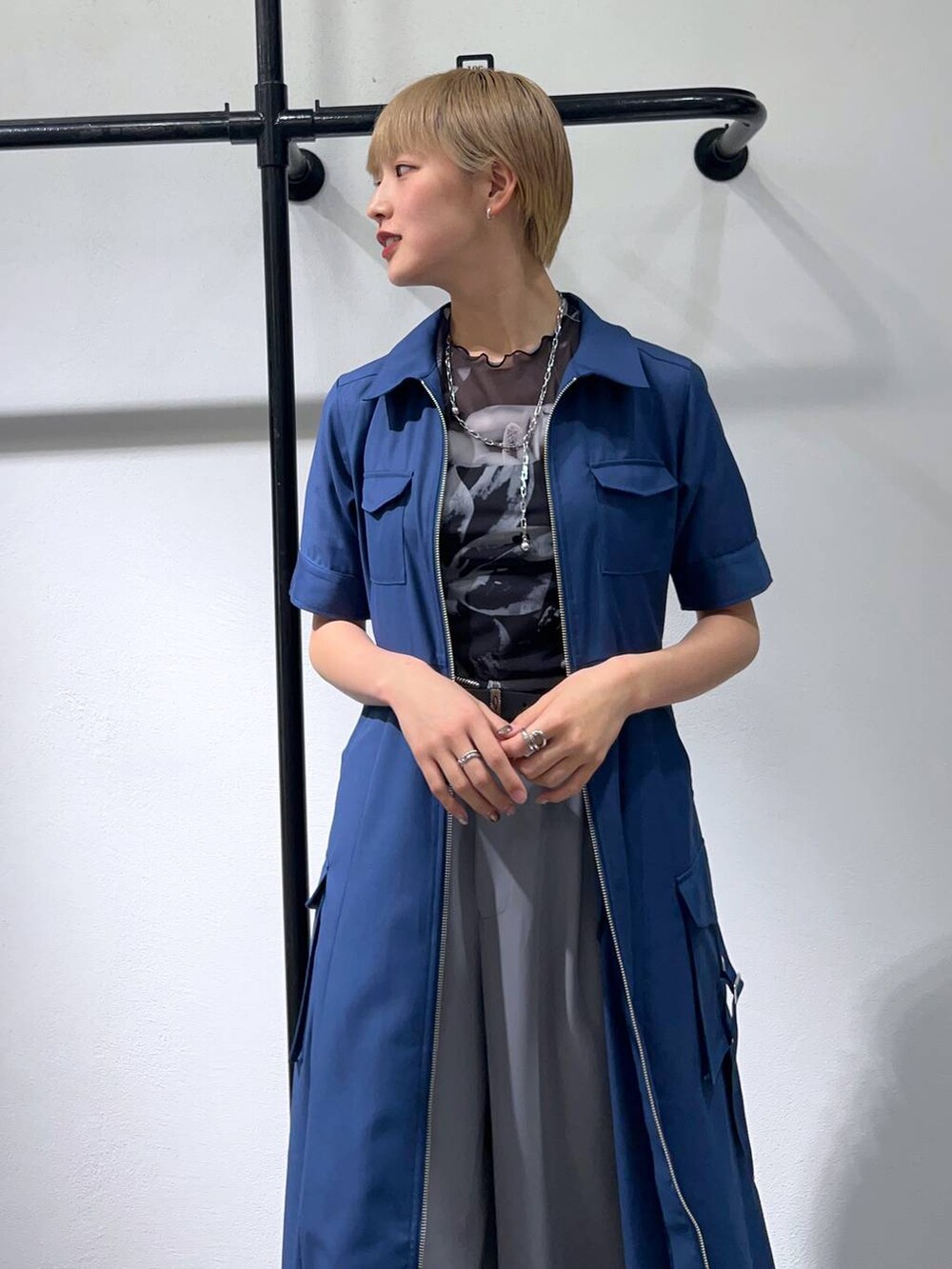 グレー系のその他パンツ、ホワイト系のサンダル、ブルー系のワンピースを着用したレディースの春コーディネートの5枚目の写真