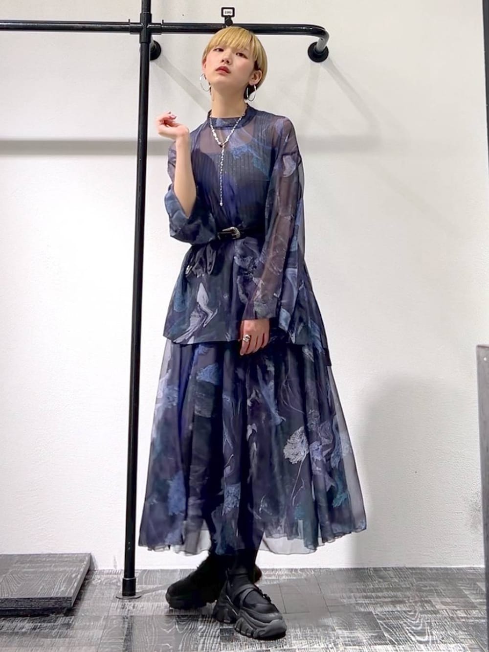 グレー系のタンクトップ、ブラック系のスニーカー、パープル系のシャツ/ブラウスを着用したレディースの春コーディネートの3枚目の写真