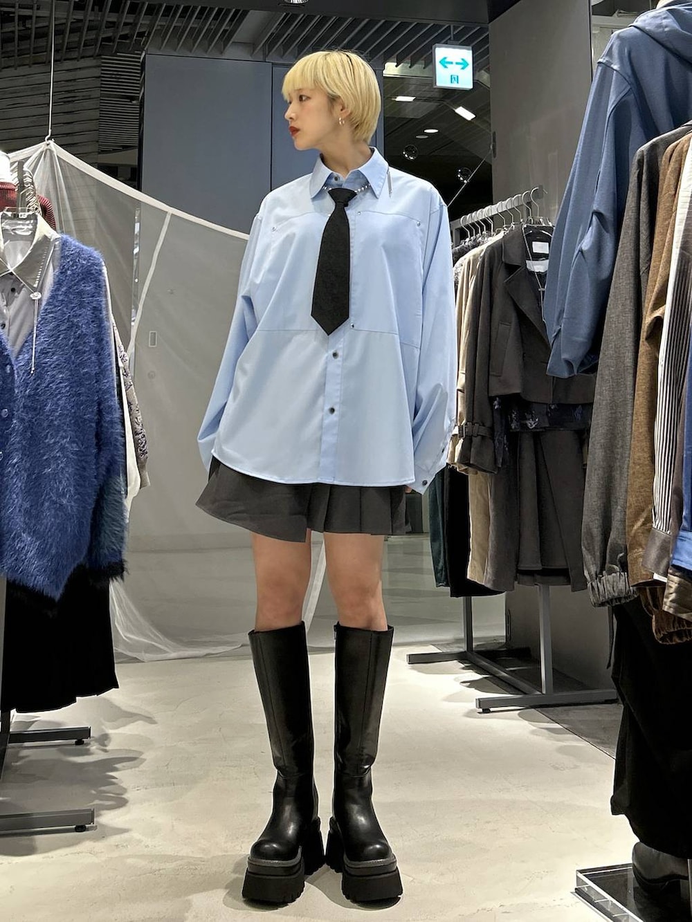 ブラック系のネクタイ、グレー系のその他パンツ、ブラック系のブーツを着用したレディースの秋コーディネートの3枚目の写真