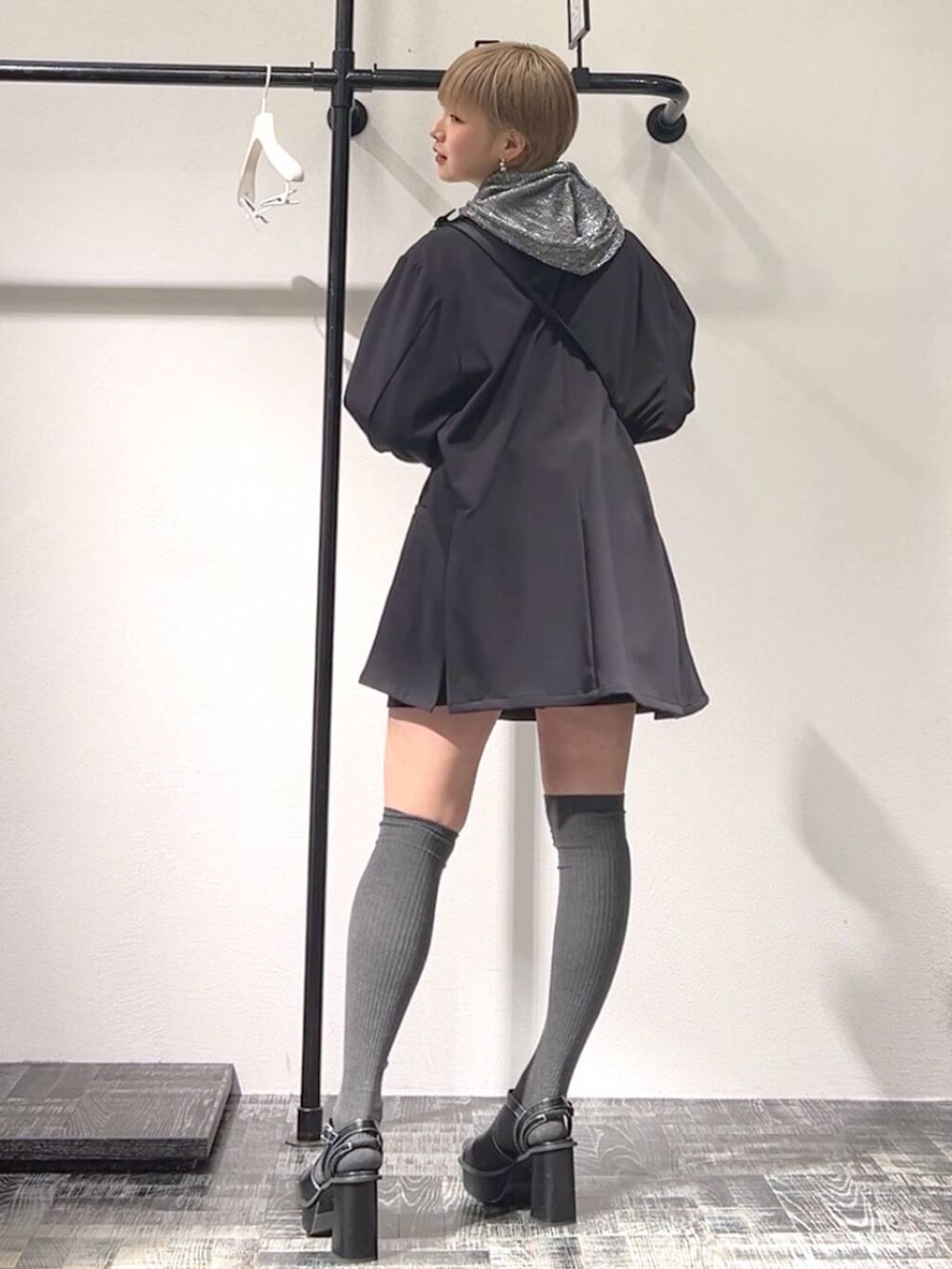 ブラック系のサンダル、ブラック系のショルダーバッグ、ブラック系のパーカーを着用したレディースの春コーディネートの2枚目の写真