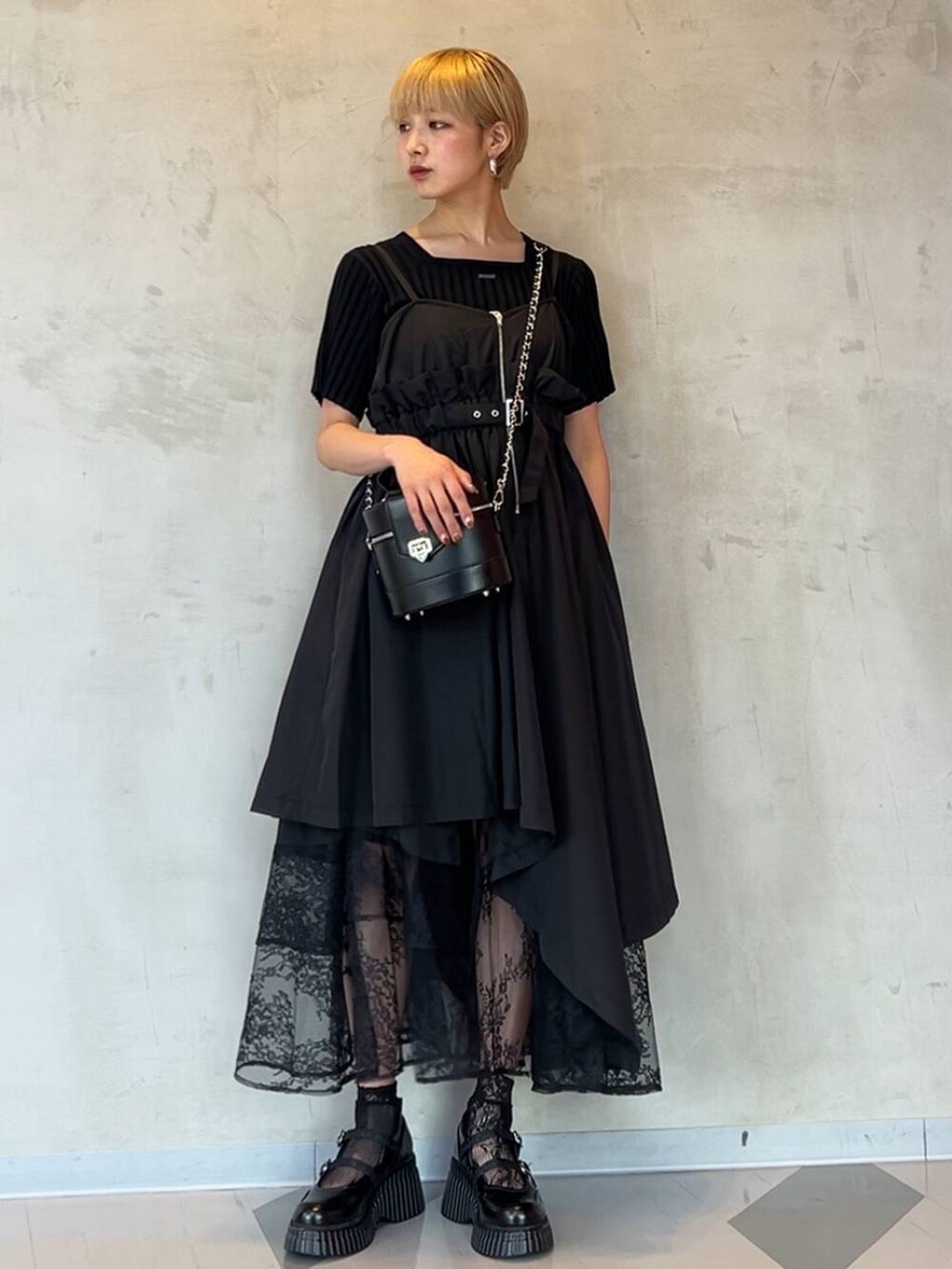 ブラック系のスカート、ブラック系のTシャツ/カットソー、ブラック系のドレスシューズを着用したレディースの夏コーディネートの2枚目の写真