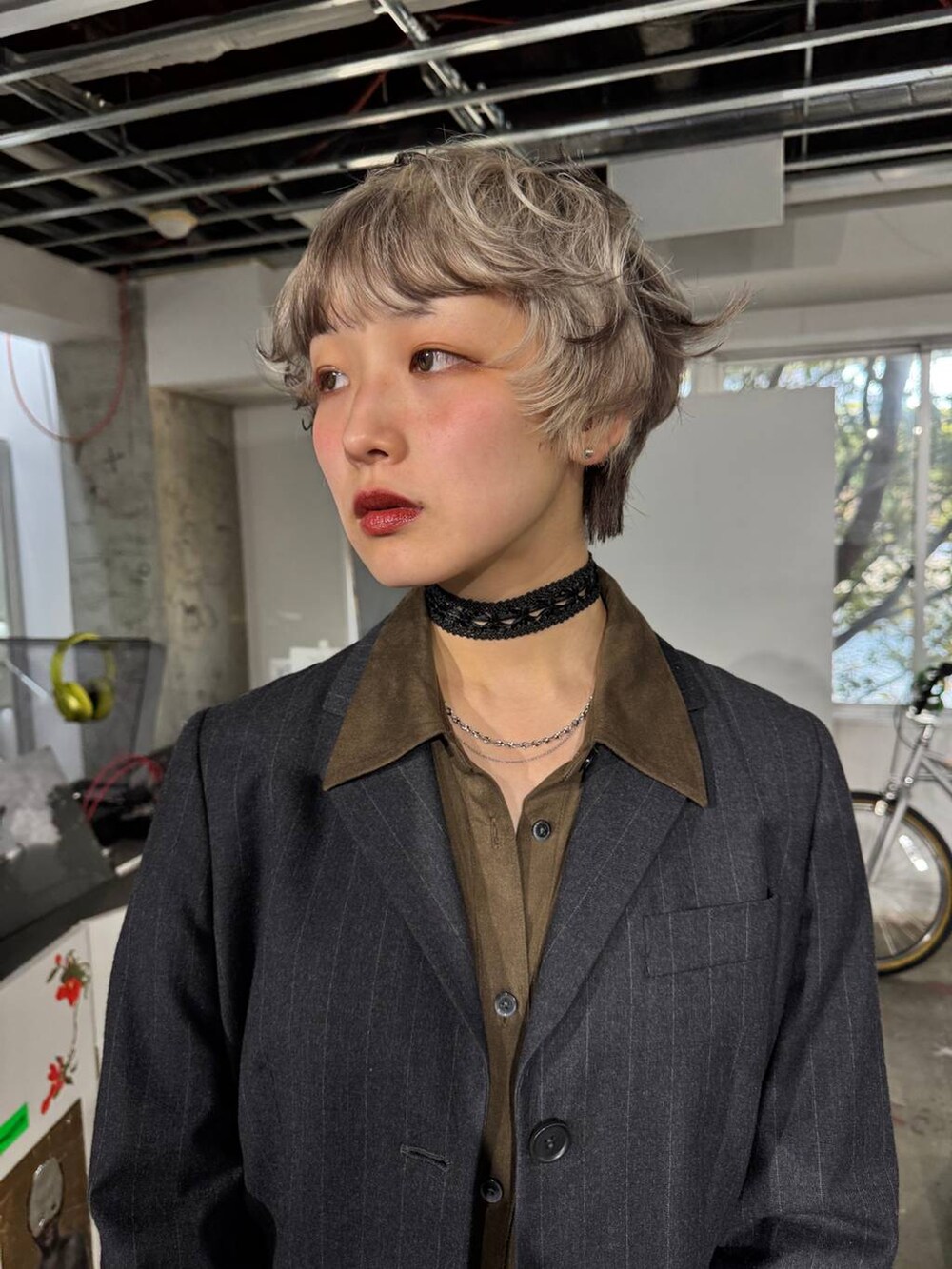 ブラウン系のシャツ/ブラウス、ブラック系のチョーカーを着用したレディースの冬コーディネートの2枚目の写真